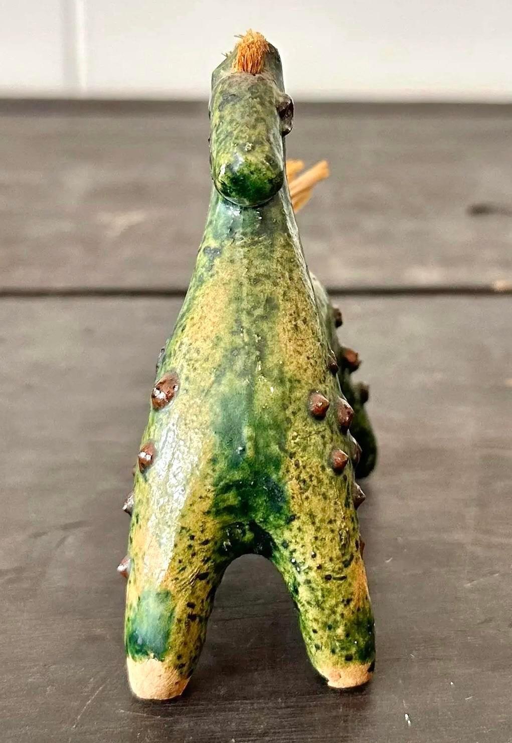Esta escultura de cerámica boho vintage de un caballo/poni muestra la esencia de espíritu libre del estilo americano. Con su fabricación artesanal y su caprichoso diseño, aporta un toque rústico pero elegante a cualquier decoración. Perfecto para