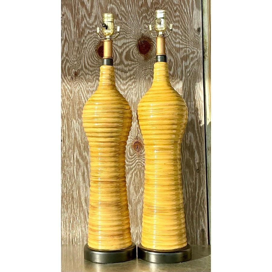 Cette paire de lampes boho vintage présente des bases épurées en marbre noir massif qui dégagent une sophistication intemporelle. Les veines naturelles du marbre ajoutent de la profondeur et du caractère, tandis que le design minimaliste complète