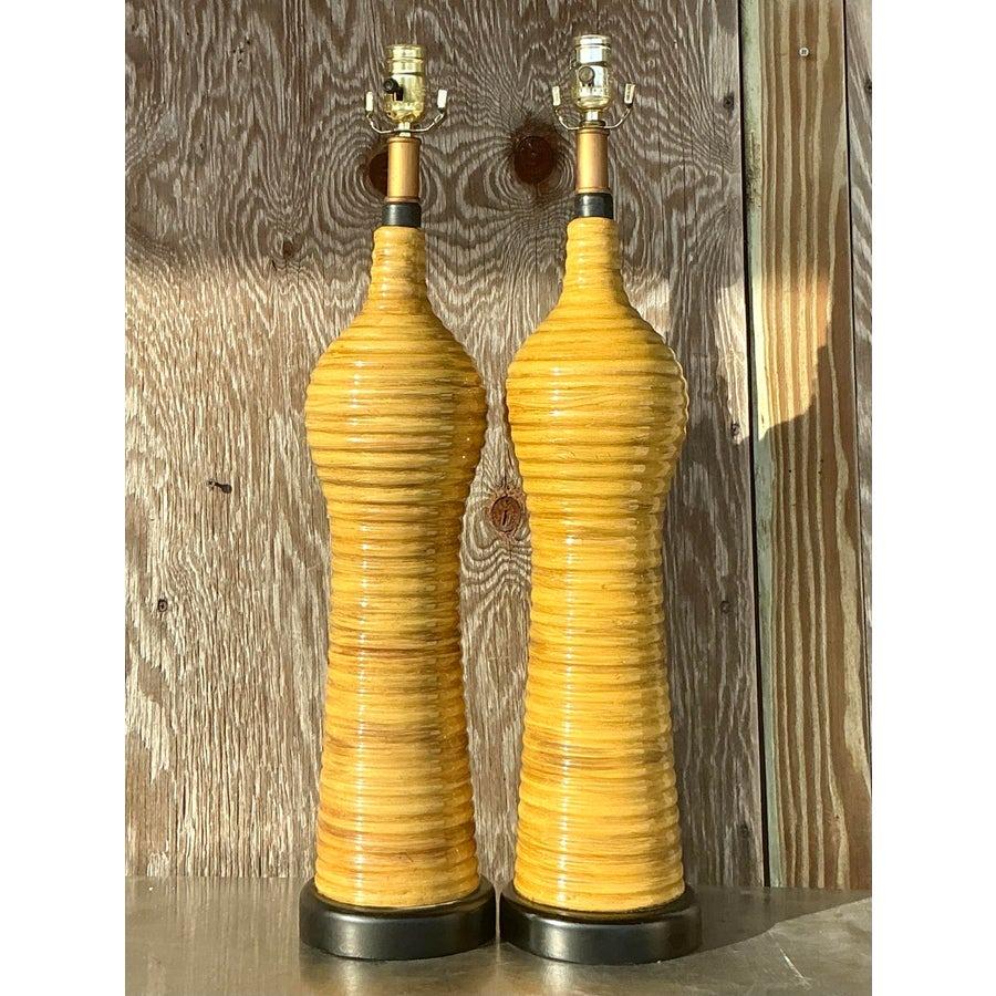 Mid-Century Modern Paire de lampes en rotin empilées en céramique Boho Vintage en vente