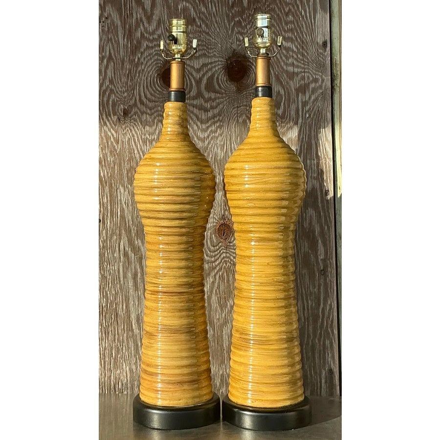 Américain Paire de lampes en rotin empilées en céramique Boho Vintage en vente
