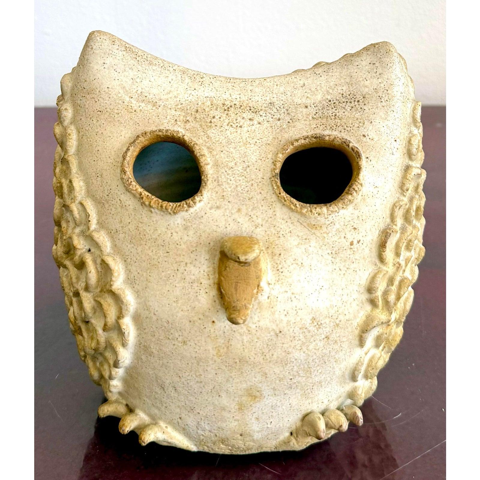 Questo affascinante gufo in ceramica dona una presenza scultorea e giocosa a qualsiasi spazio. Gli occhi larghi e incavati e la superficie morbidamente maculata gli conferiscono un'espressione curiosa, mentre le ali e le zampe intagliate a mano