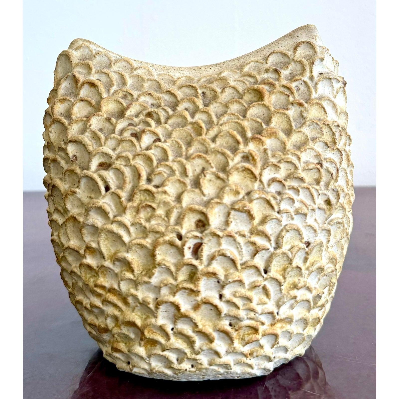 Arte popolare Vintage Boho Charming Textured Owl Studio Pottery in vendita