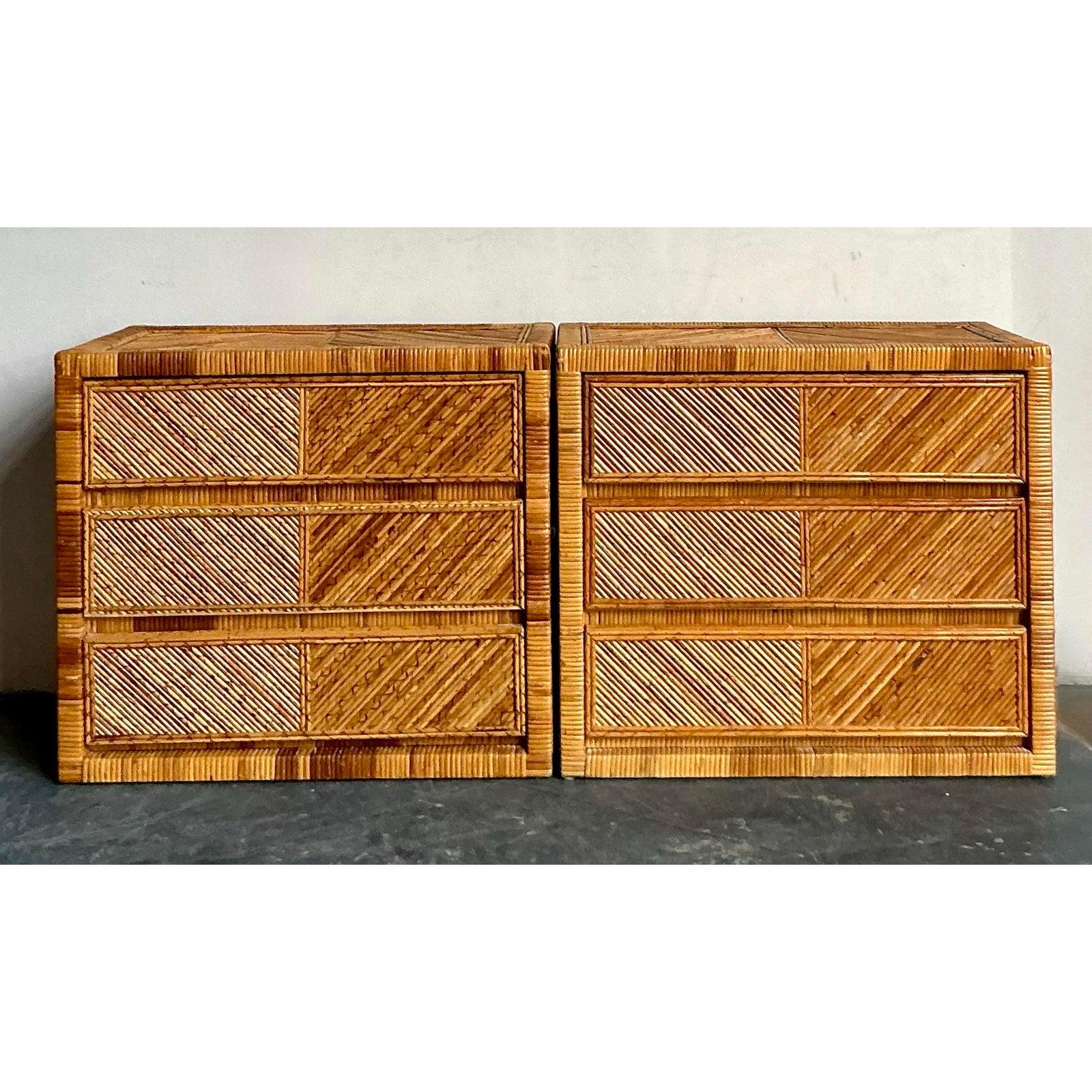 Hollywood Regency Cassettiera con matita Chevron Vintage By - Una coppia in vendita