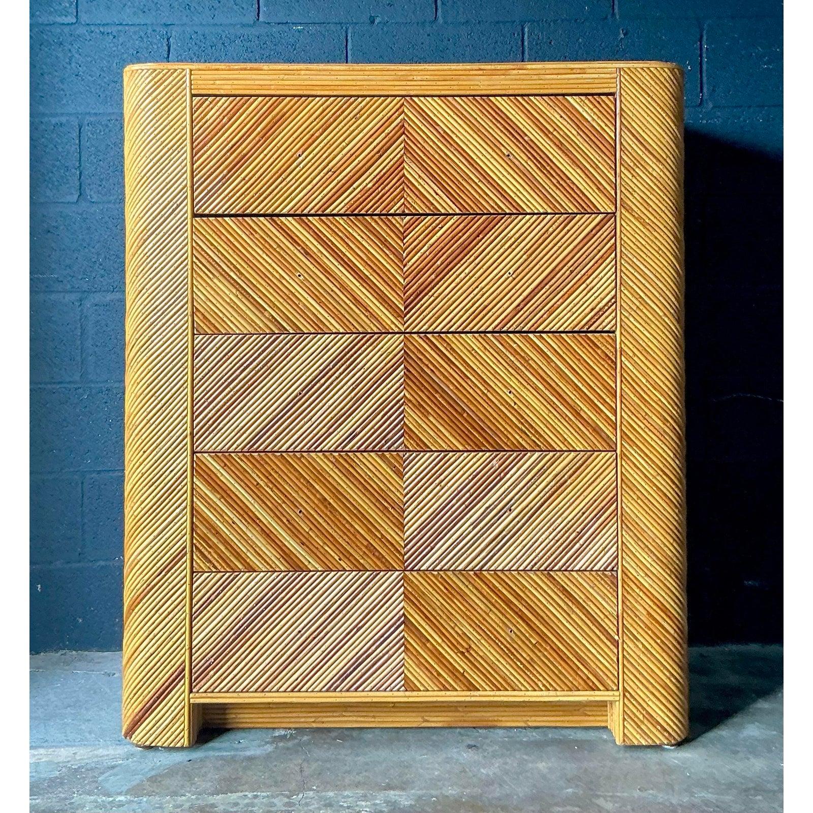 Questa eccezionale cassettiera è un capolavoro dell'artigianato e della texture della Modernità del Mid-Century, che mette in mostra il ricco potenziale visivo del rattan naturale di canna da zucchero. L'intera cassapanca alta è avvolta in un fascio