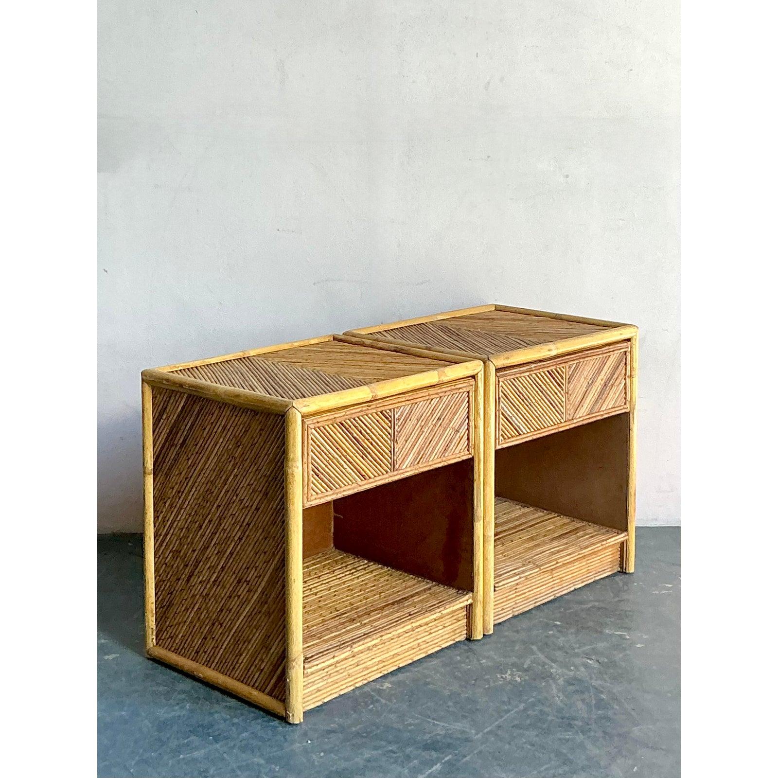 Hollywood Regency Paire de tables de nuit vintage Boho à chevrons en roseau - une paire en vente