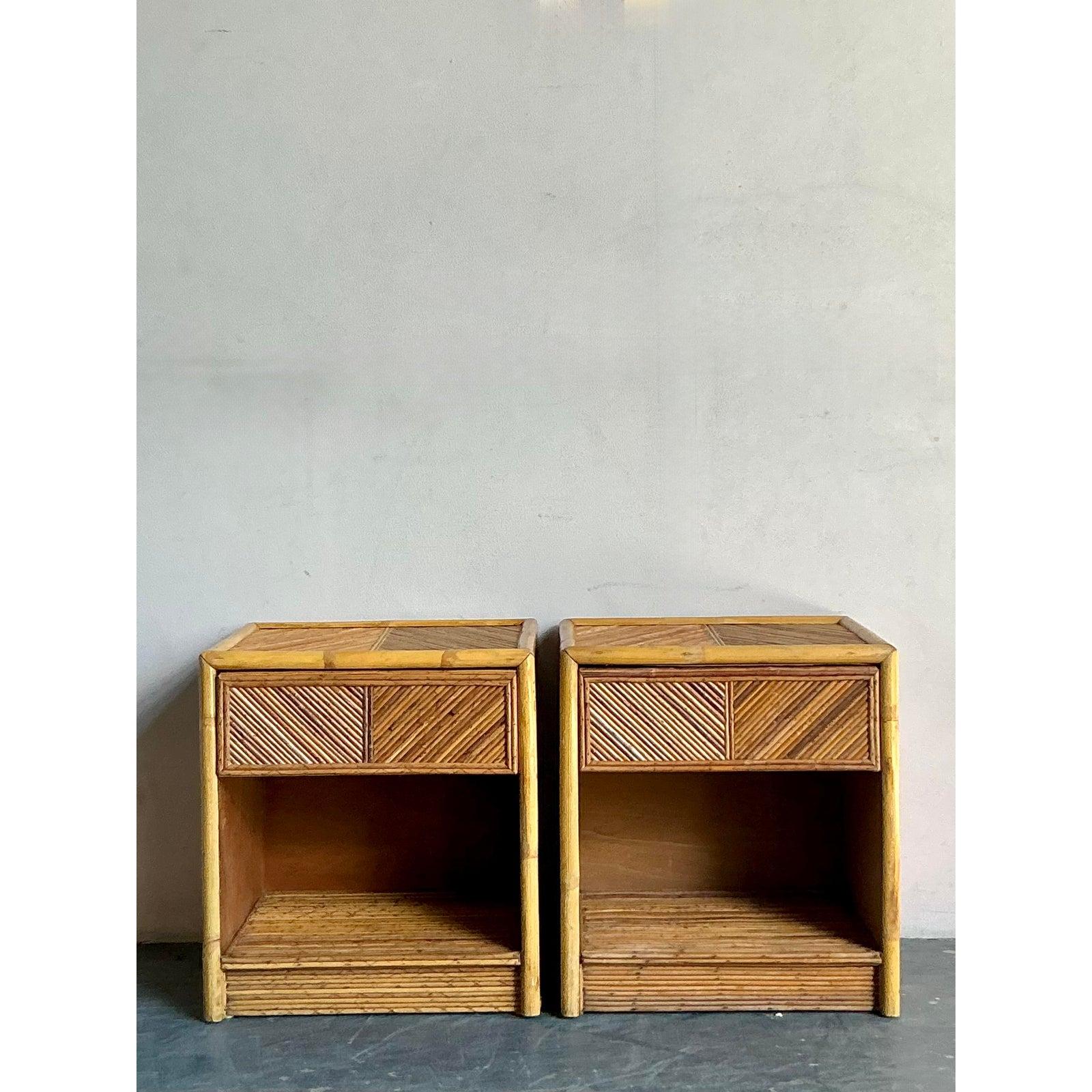 20ième siècle Paire de tables de nuit vintage Boho à chevrons en roseau - une paire en vente