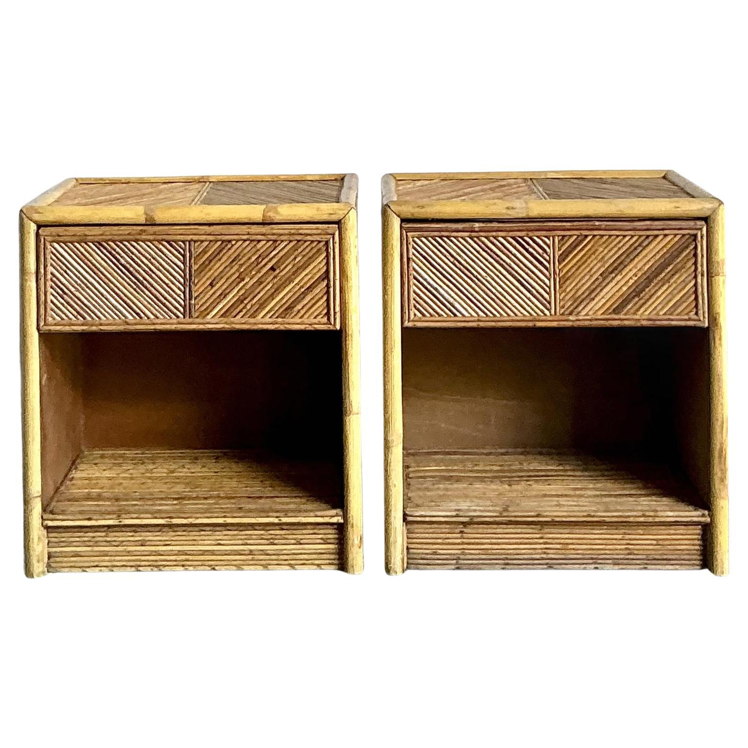 Paire de tables de nuit vintage Boho à chevrons en roseau - une paire