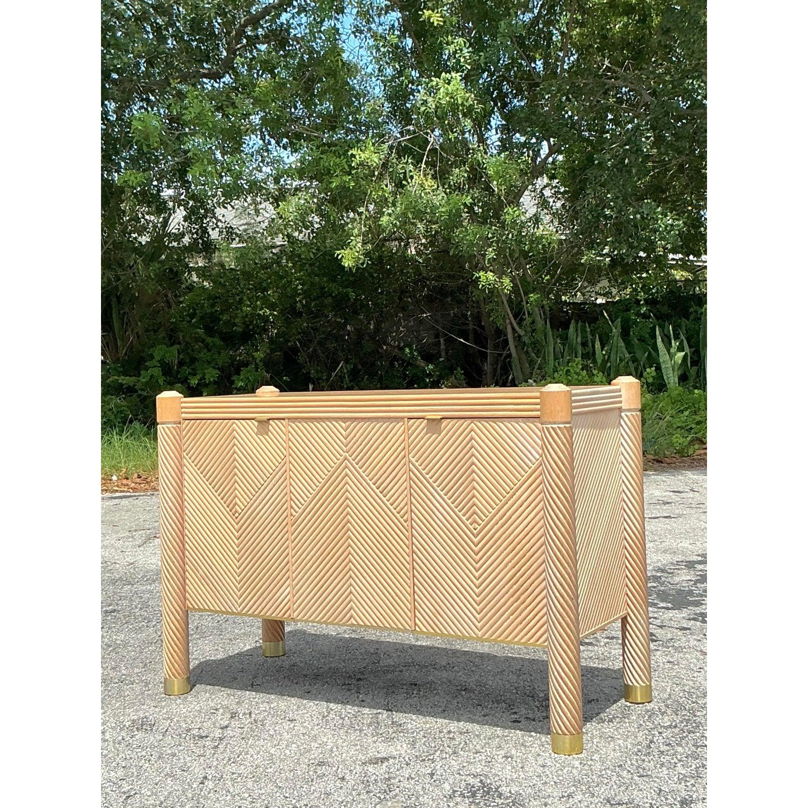 Credenza Vintage Boho Chevron de ratán en Bueno estado para la venta en west palm beach, FL