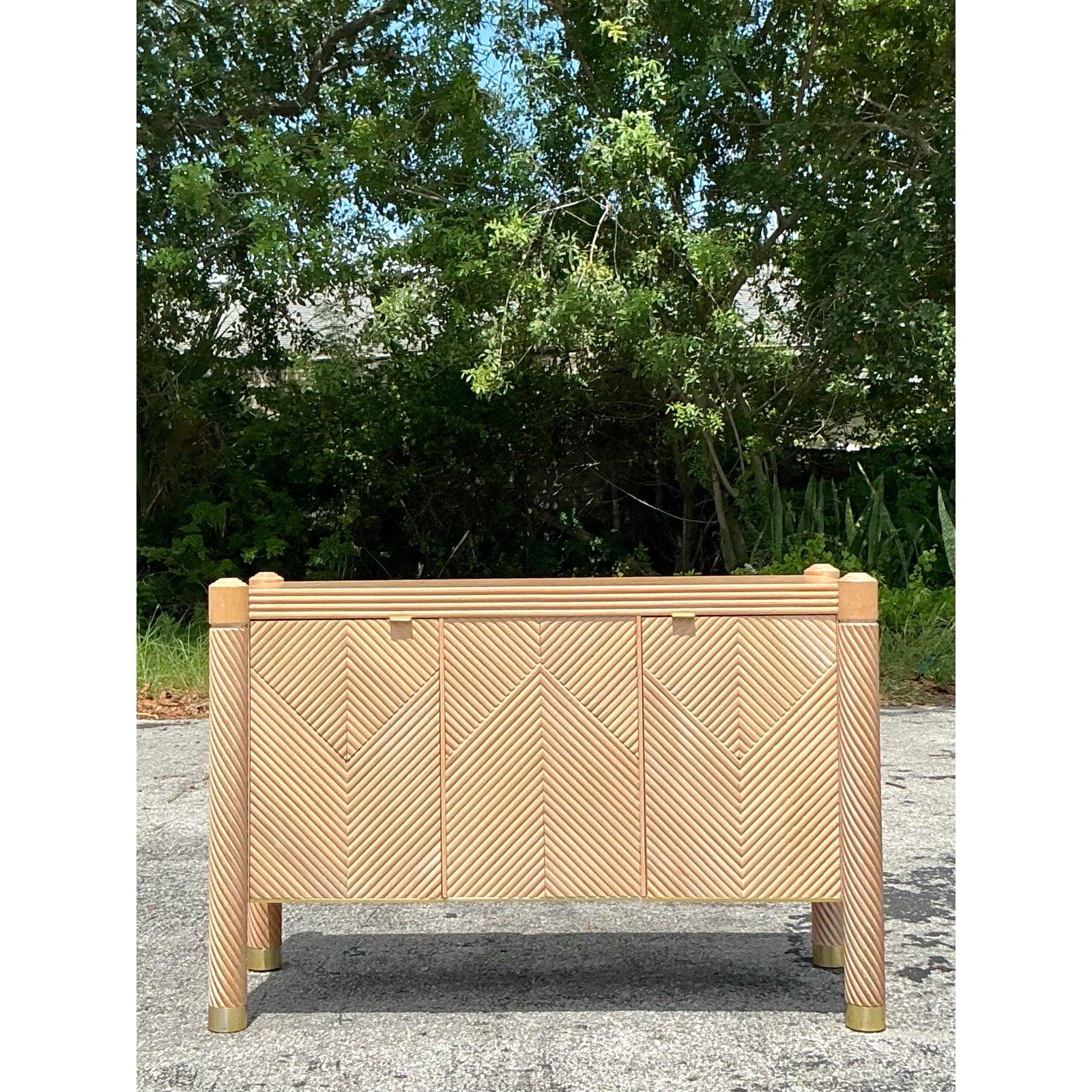 Credenza Vintage Boho Chevron de ratán siglo XX en venta