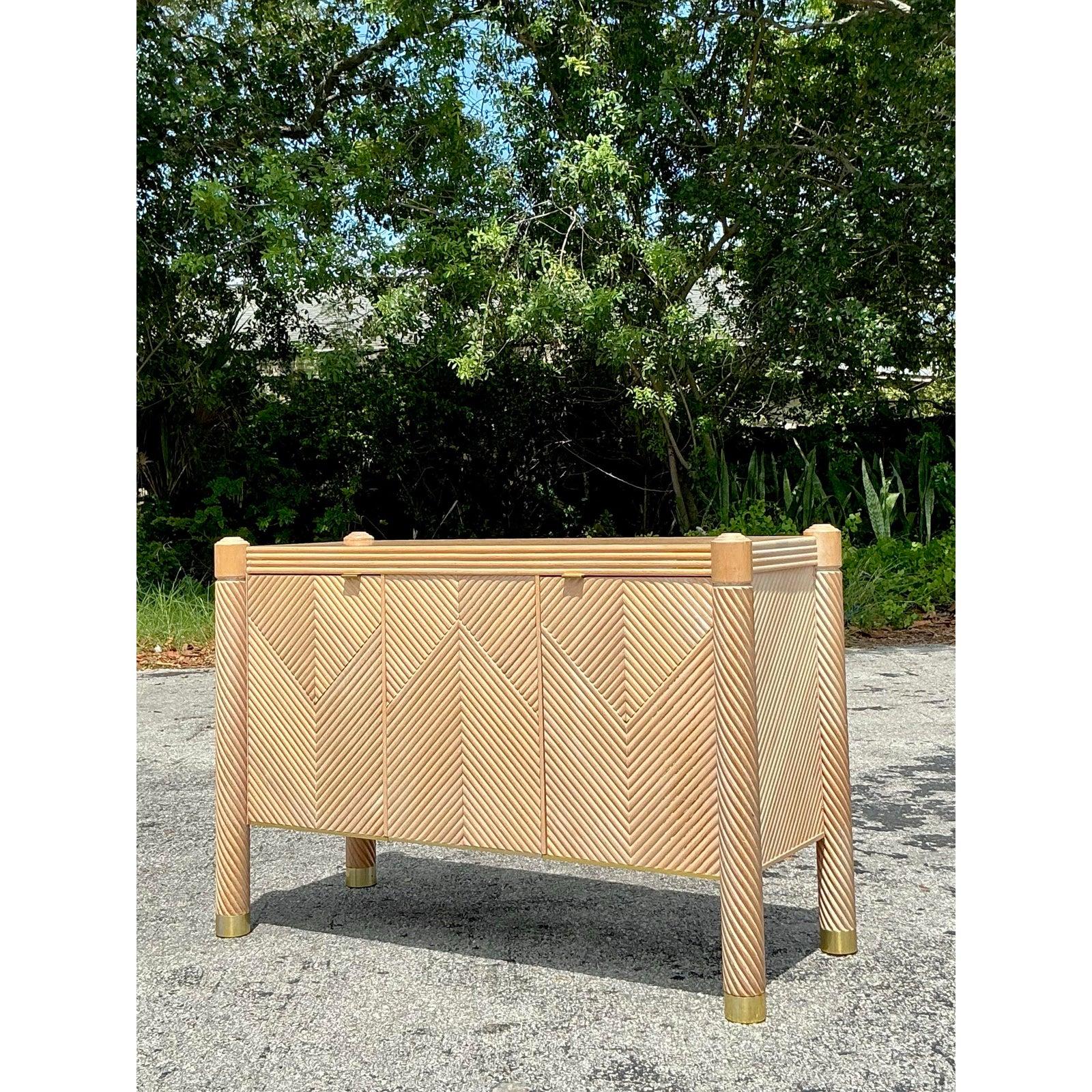 Credenza Vintage Boho Chevron de ratán Latón en venta