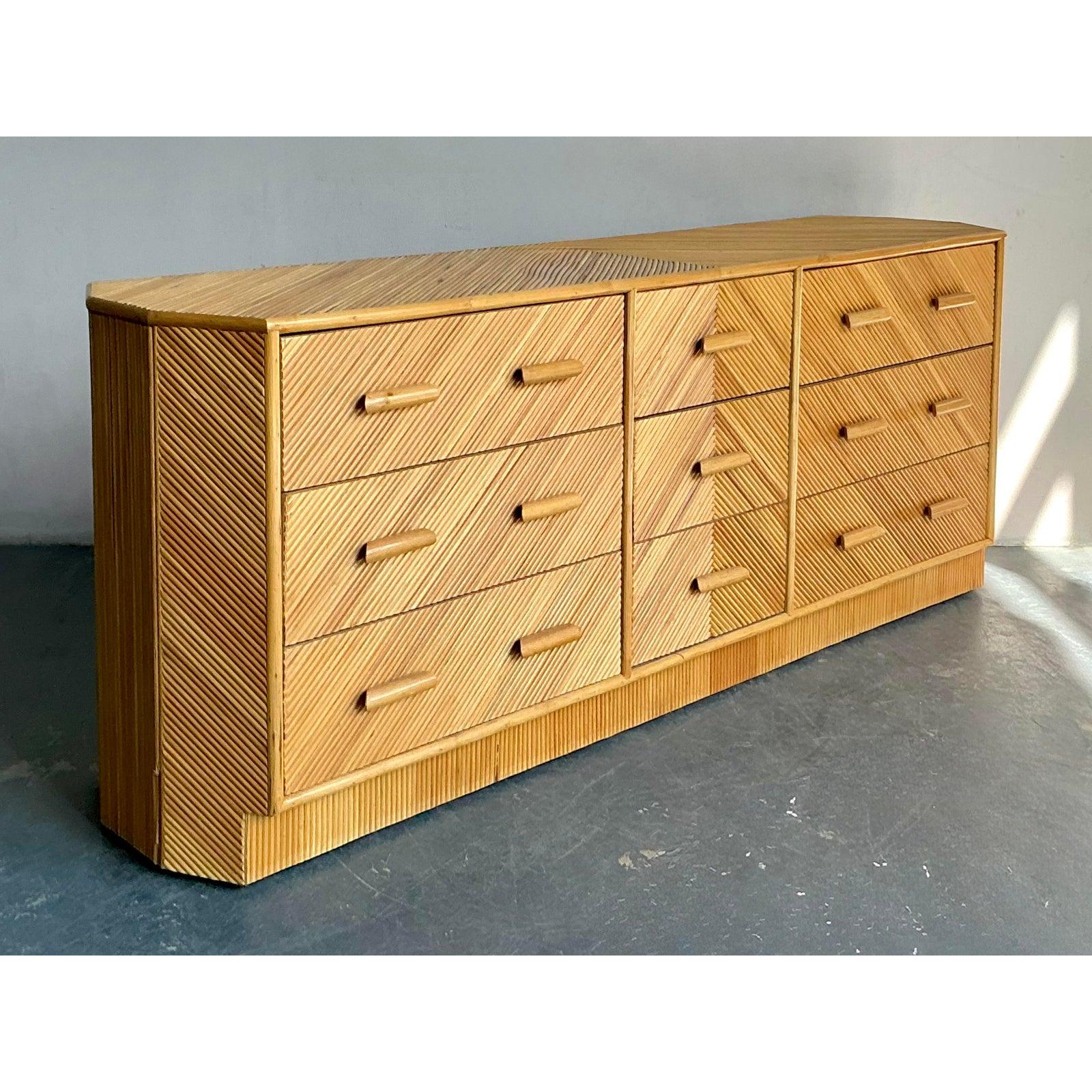 Diese spektakuläre Vintage-Kommode ist ein typisches Beispiel für den tropischen Modernismus und zeichnet sich durch ihre außergewöhnliche Länge und die dynamische Strukturierung aus. Die Fassade, einschließlich der Abdeckplatte und der