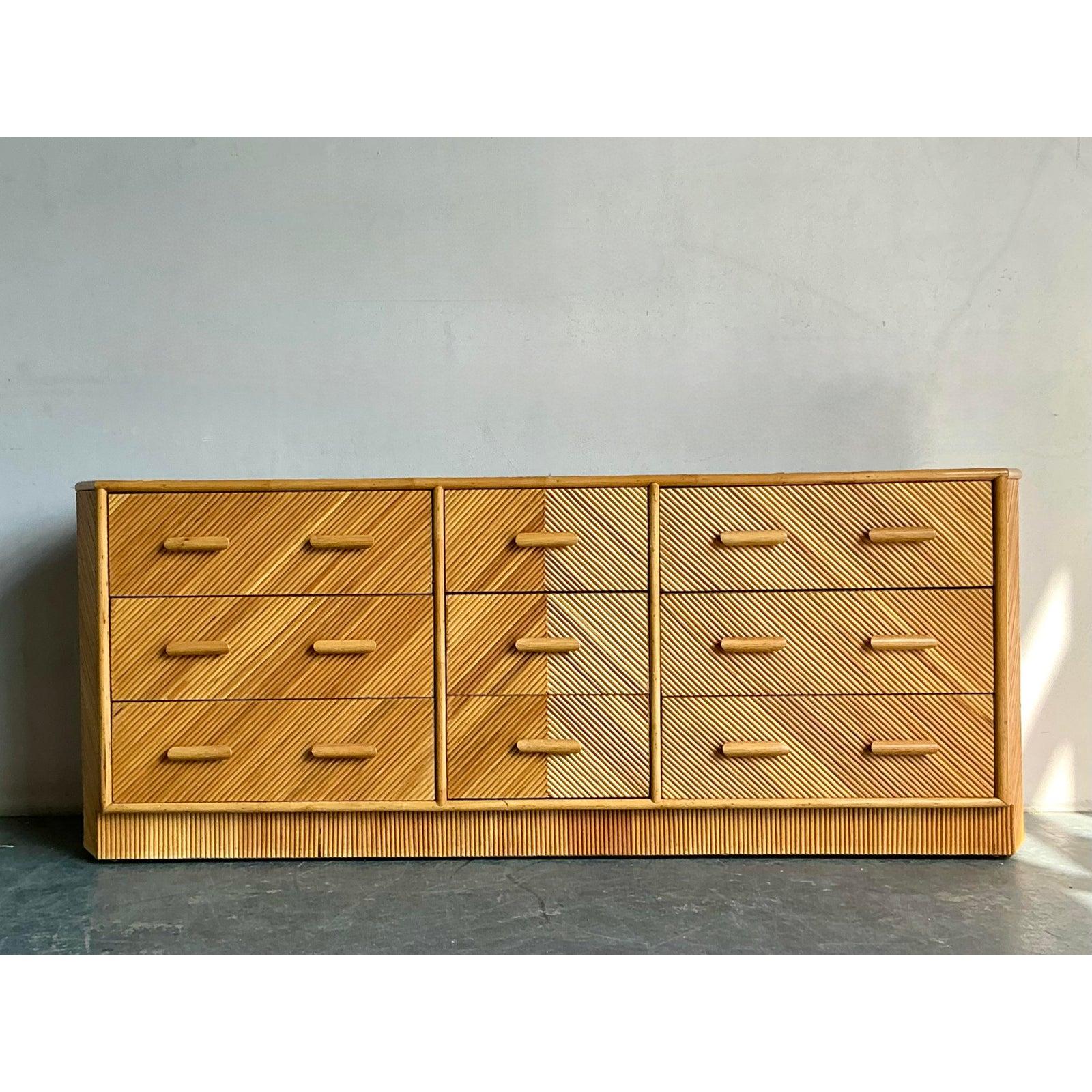 Vintage Boho Chevron Reed Facettierte Kommode im Zustand „Gut“ im Angebot in West Palm Beach, FL