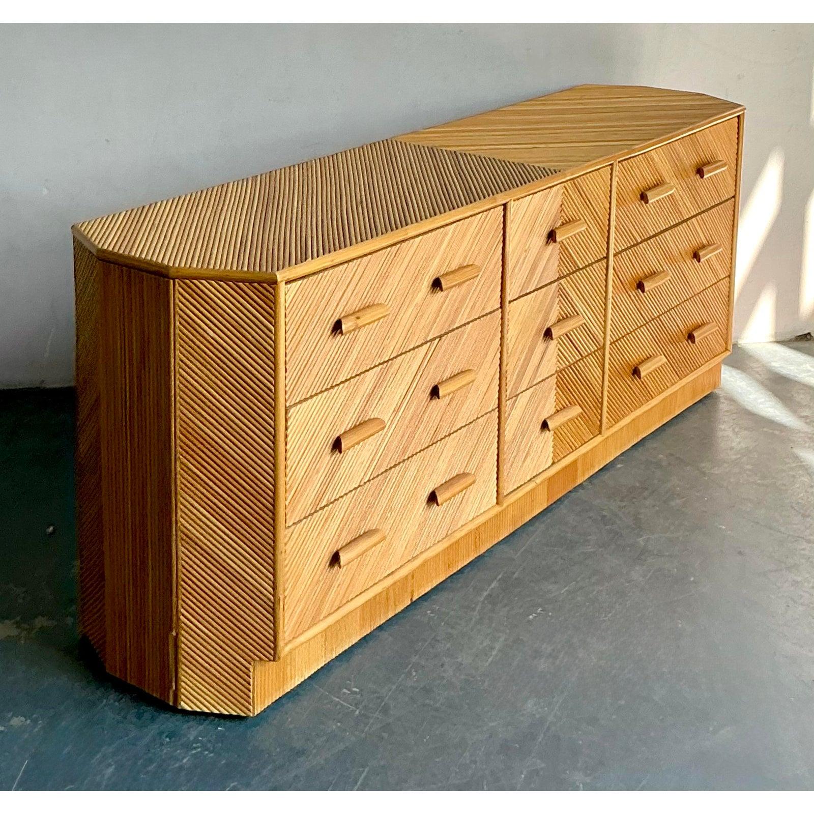 Vintage Boho Chevron Reed Facettierte Kommode (20. Jahrhundert) im Angebot