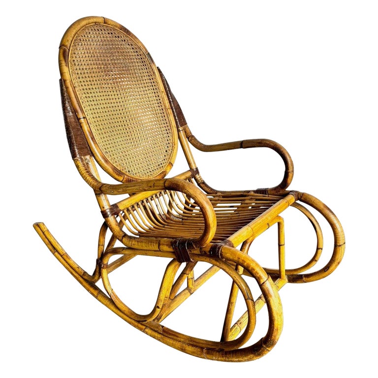 Vintage Boho Chic Bambus und Schilfrohr Schaukelstuhl im Angebot bei  1stDibs Deutschland