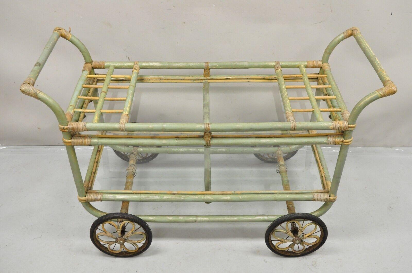 Vintage Boho Chic Bambou Rattan Bentwood Green 2 Tier Rolling Bar Cart Server. Cet article se caractérise par deux niveaux de verre, une finition peinte verte, un cadre sculptural en bois courbé, un très bel article vintage. Circa Mid 20th Century.