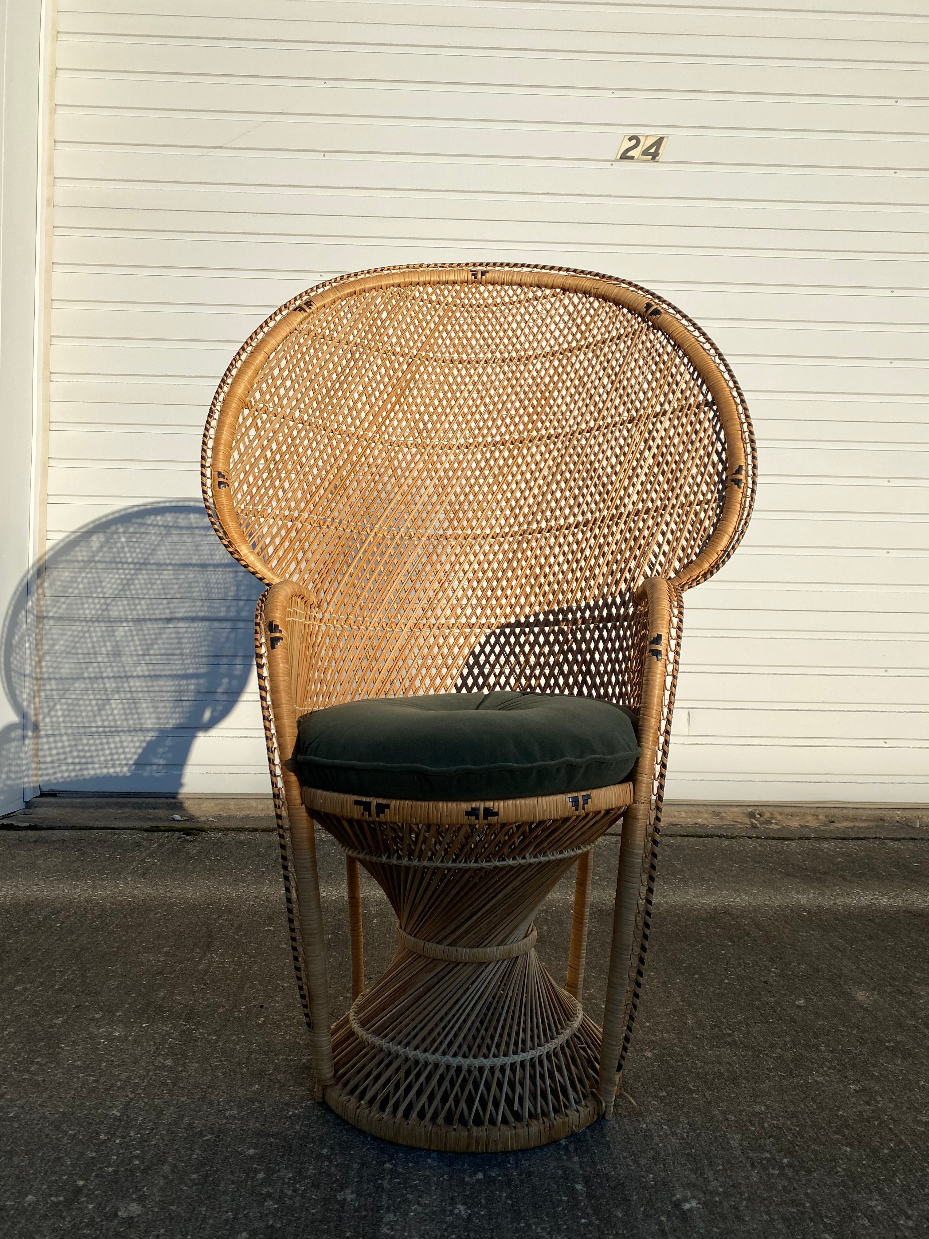 Wicker Peacock Chair with a new reupholstered cushion in green velvet fabric. In an amazing condition!! Perfect statement piece to add to any room or great to add to photography settings!