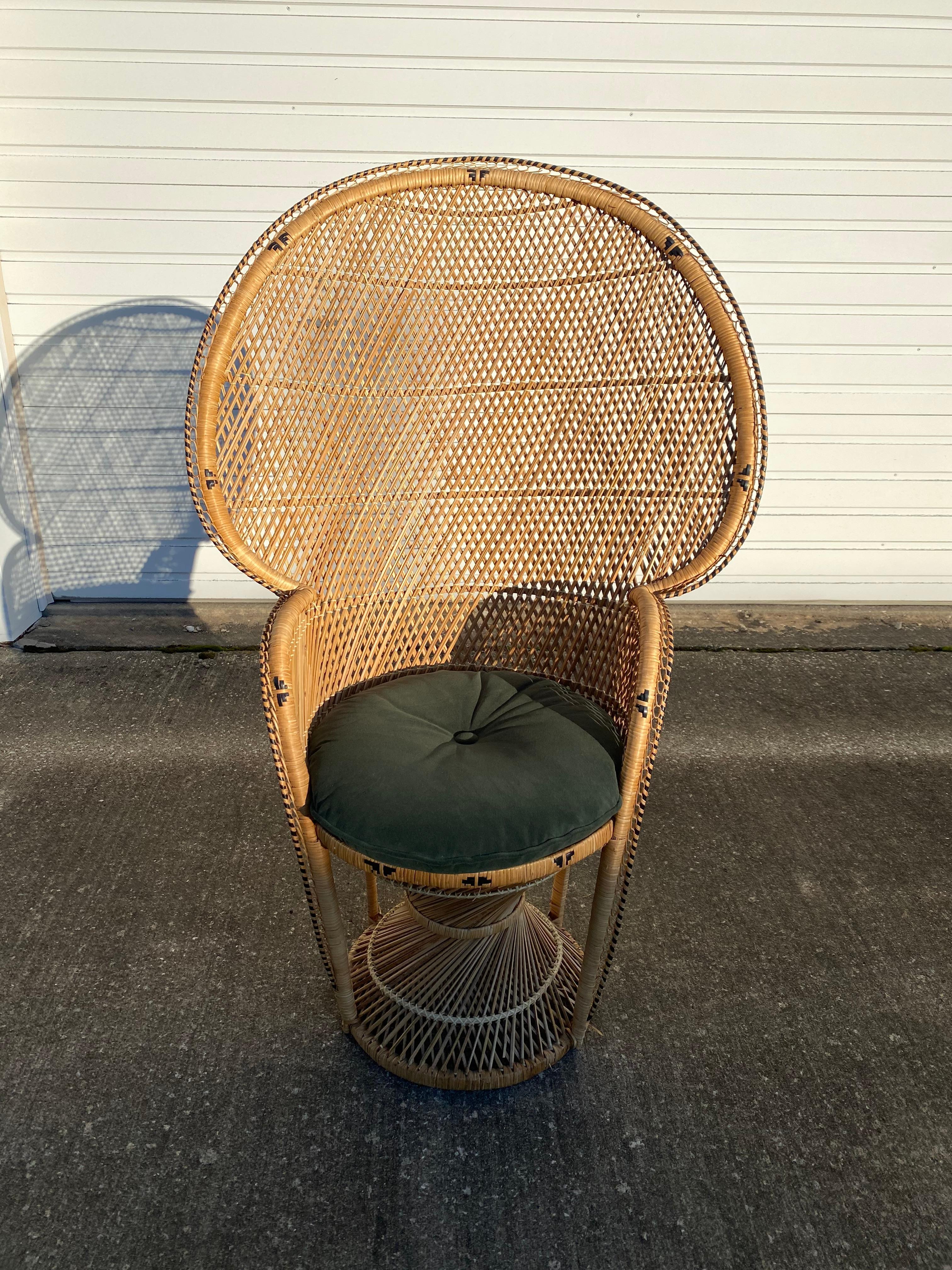 Vintage Boho Chic Beige & Black Wicker Peacock Chair with New Cushion In Good Condition In Medina, OH