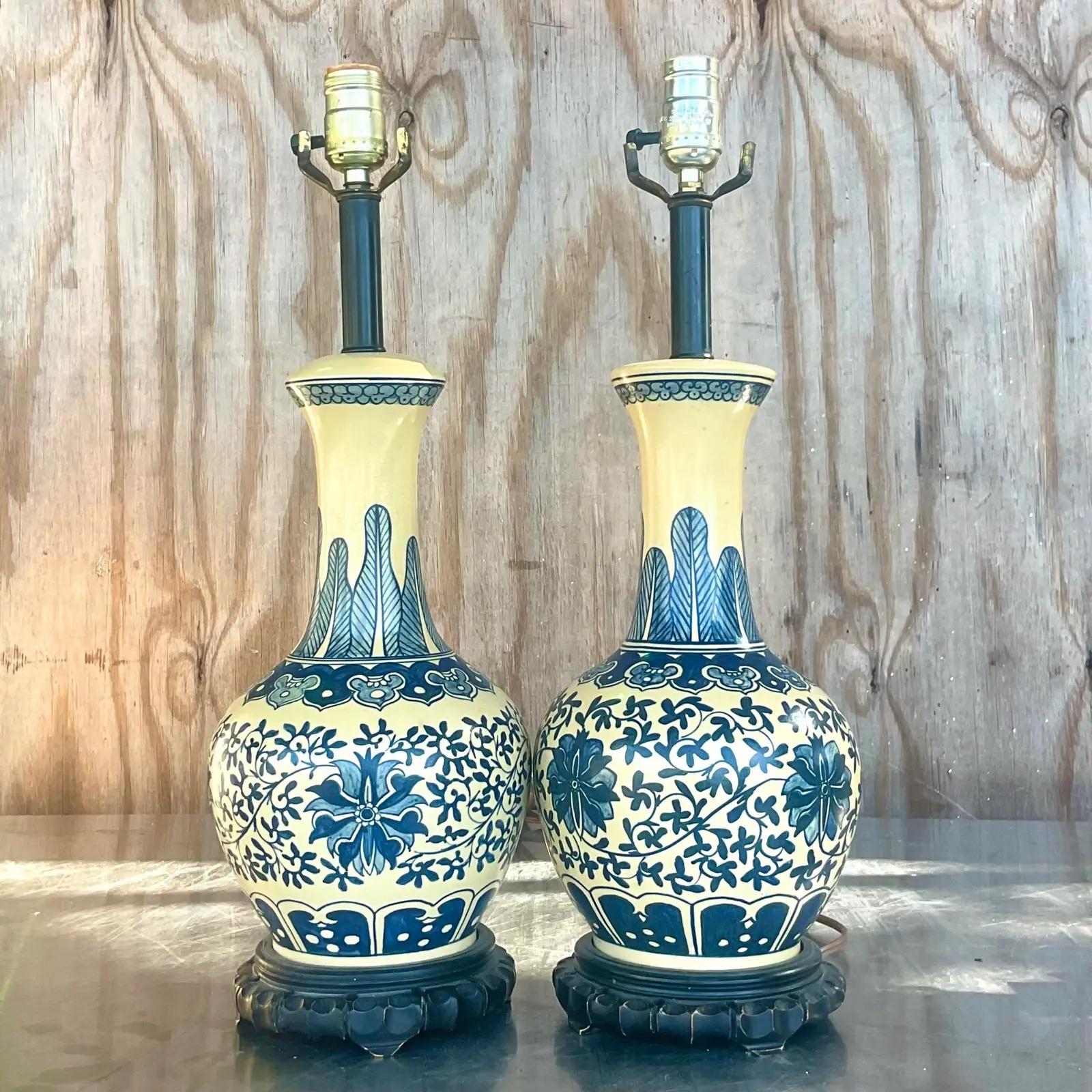 Fantastique paire de lampes de table vintage en céramique émaillée. Magnifique motif bleu peint à la main sur fond crème. Acquis auprès d'une succession de Palm Beach.

Les lampes sont en très bon état. Petites éraflures et imperfections