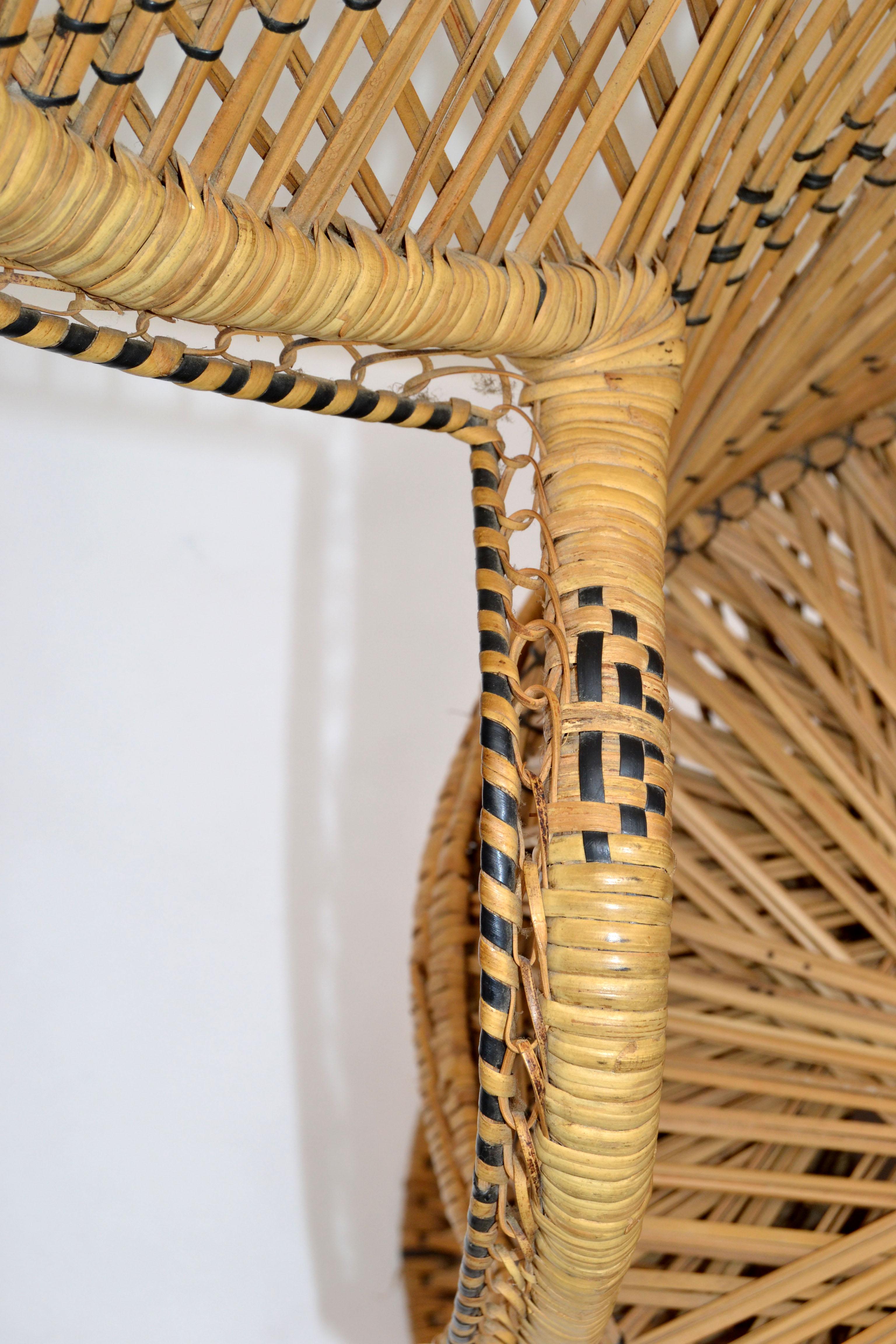Chaise paon vintage bohème chic en osier, rotin et roseau beige et noir, fabriquée à la main en vente 4