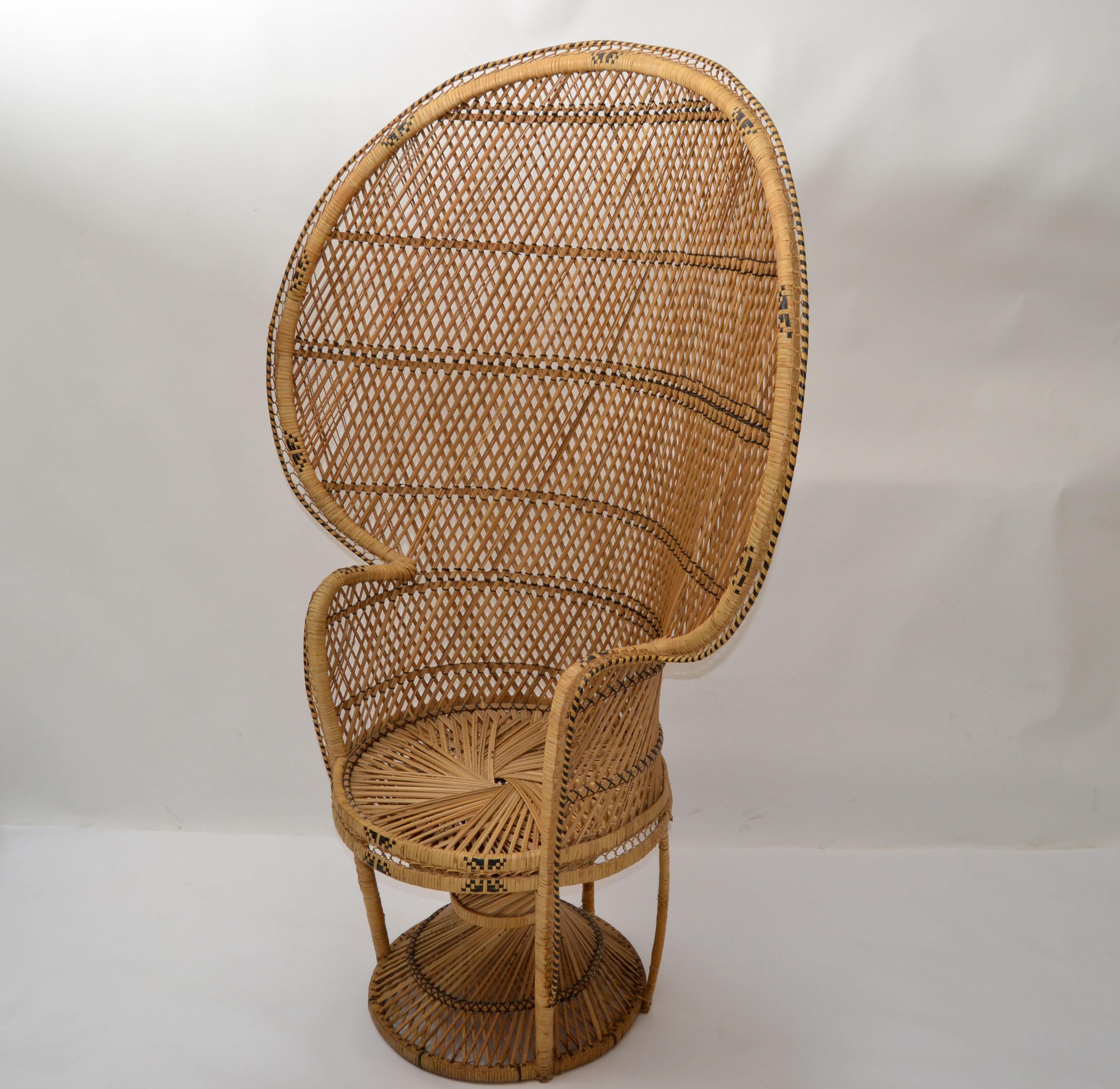 Superbe chaise paon vintage Boho Chic beige et noir tissée à la main dans les années 1970.
Veuillez noter les détails et les différentes techniques de cette chaise. 
Fabriqué en osier, en rotin et en roseau.
Idéal pour un usage intérieur et