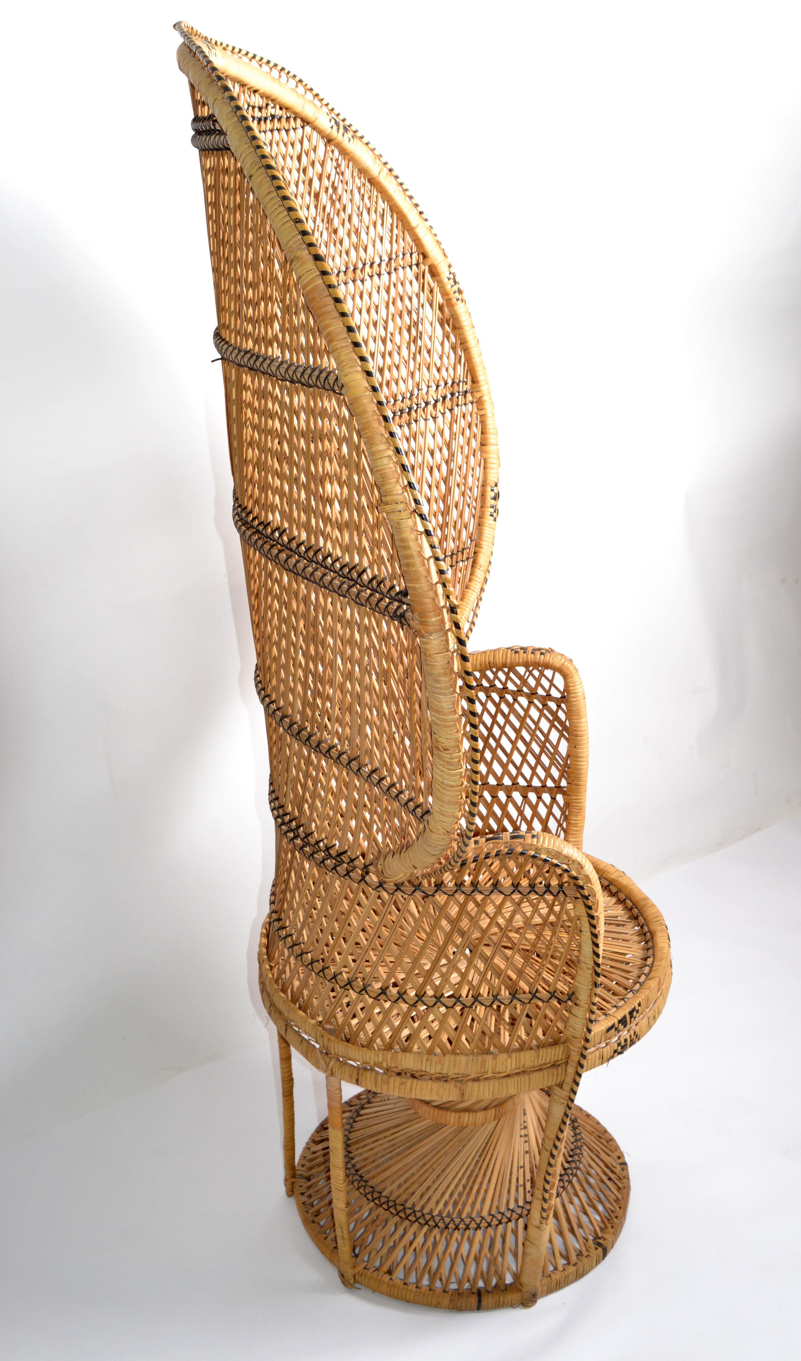 Chaise paon vintage bohème chic en osier, rotin et roseau beige et noir, fabriquée à la main Bon état - En vente à Miami, FL