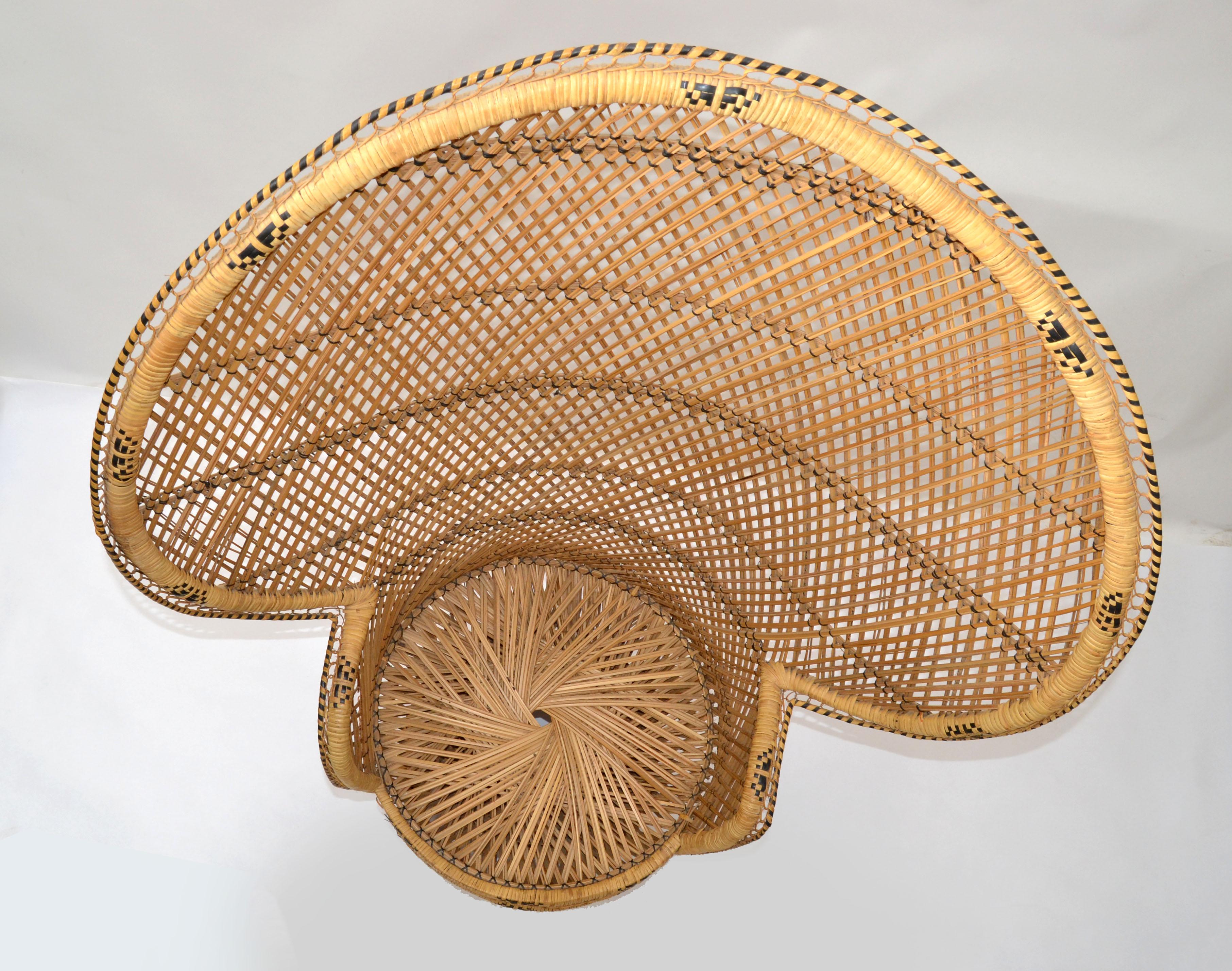 Fin du 20e siècle Chaise paon vintage bohème chic en osier, rotin et roseau beige et noir, fabriquée à la main en vente