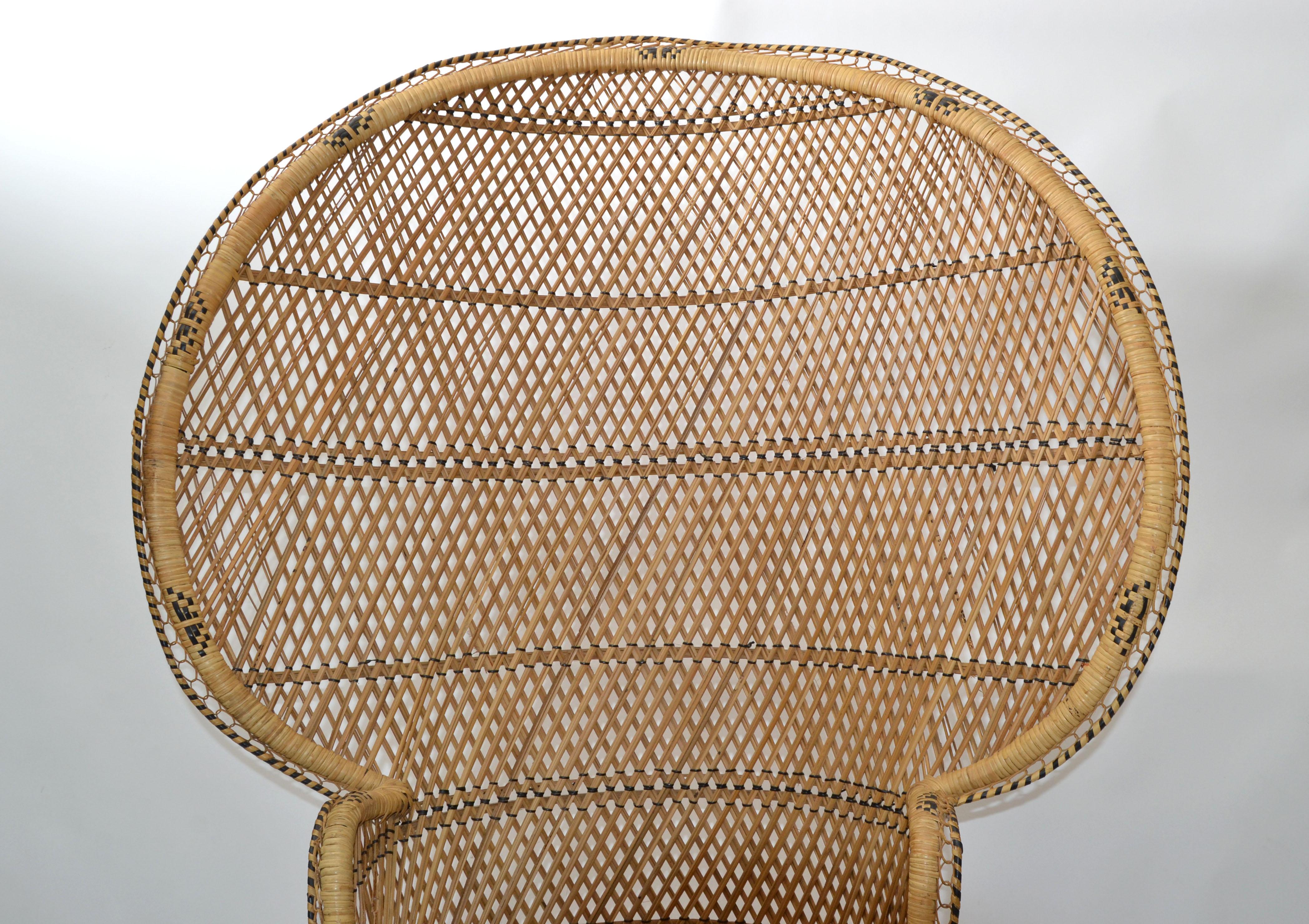 Osier Chaise paon vintage bohème chic en osier, rotin et roseau beige et noir, fabriquée à la main en vente