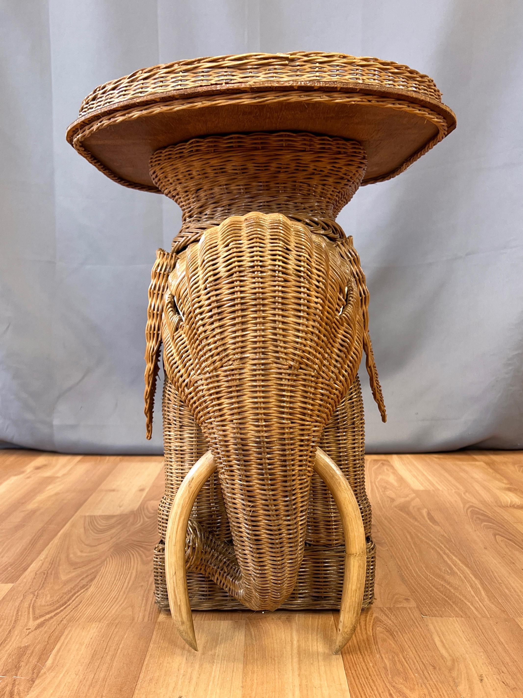 Vintage Boho Chic Beistelltisch aus natürlichem Korbweide und Rattan mit Elefantenmuster und Tablett, 1970er Jahre (Handgefertigt) im Angebot