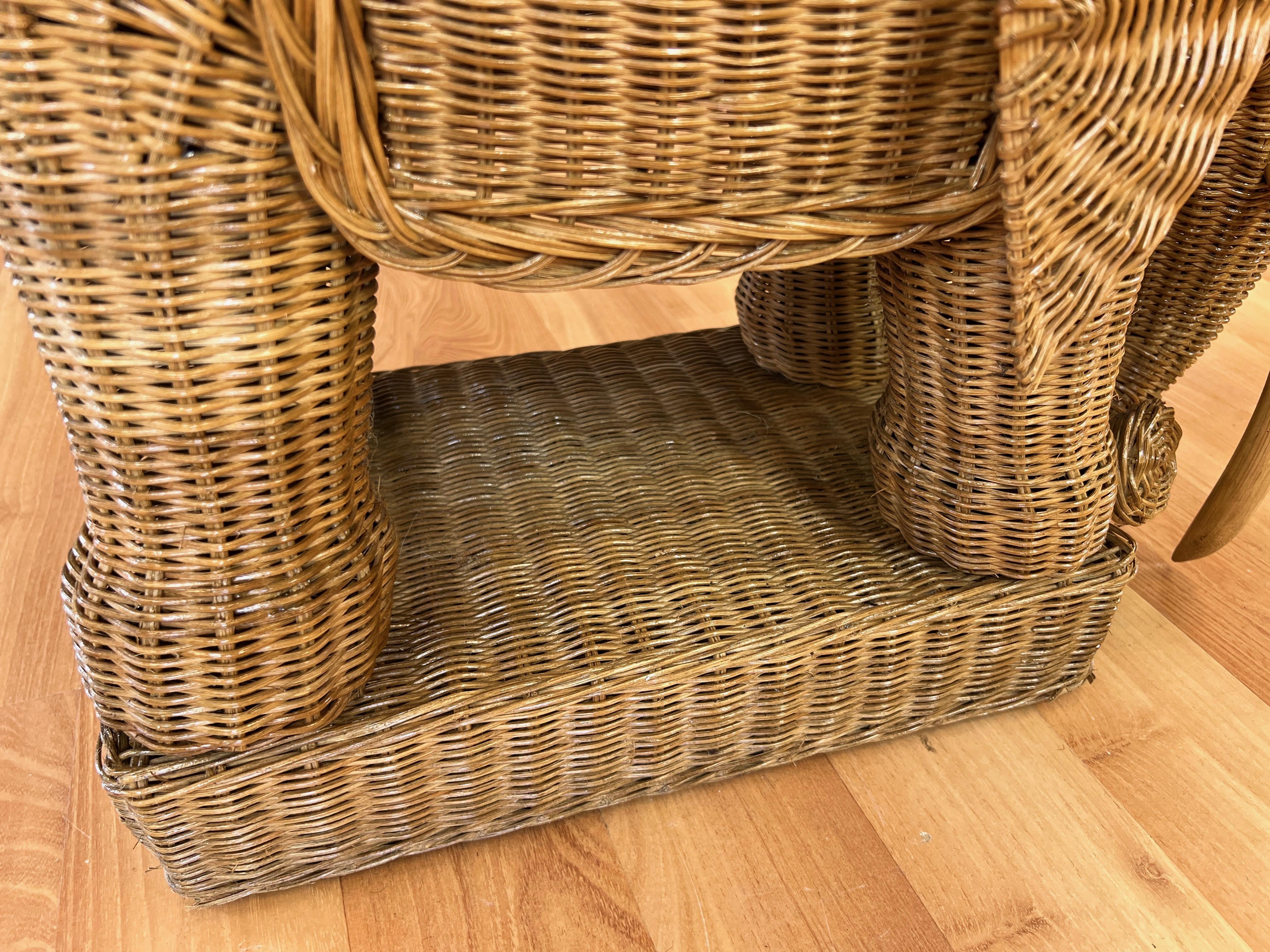 Vintage Boho Chic Natural Wicker & Rattan Elephant Side Table with Tray, 1970s In Good Condition For Sale In San Francisco, CA