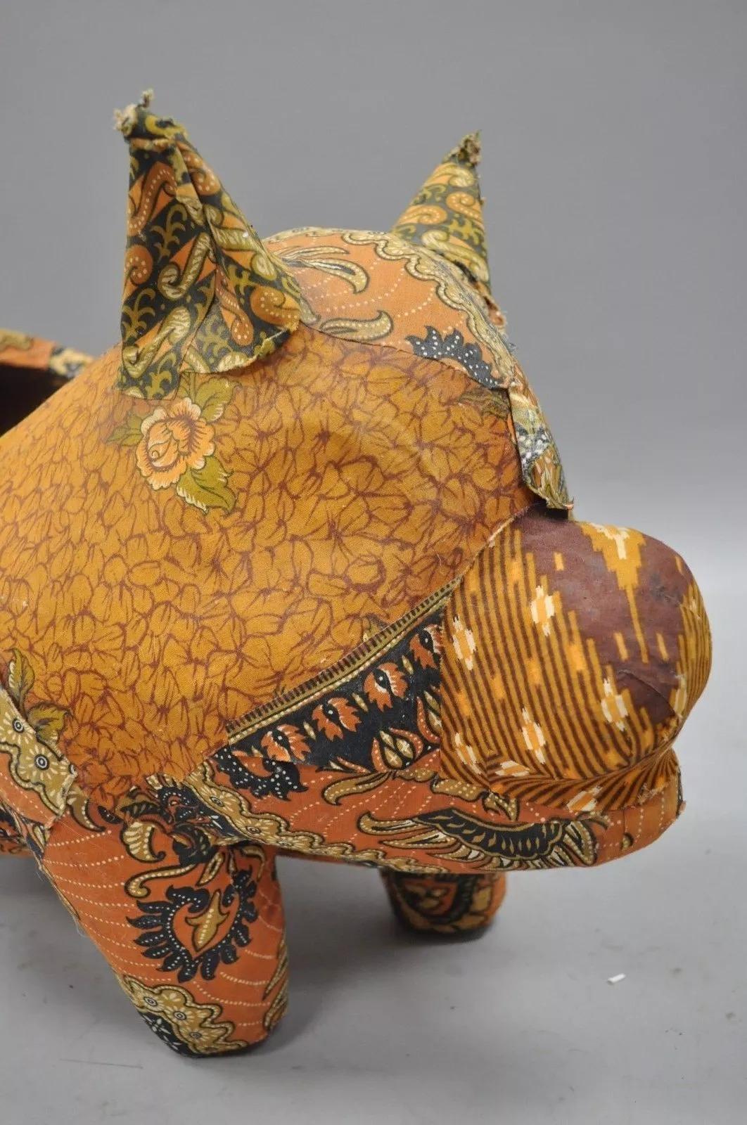 Vintage Boho Chic Paper Mache Pig Planter Pot Orange Fabric Eclectic Collectible. L'article se compose de papier mâché, d'orange, de bleu, de tan et de tissu. Pièce vintage très rare et unique. Circa Mid 20th Century. Dimensions : 15