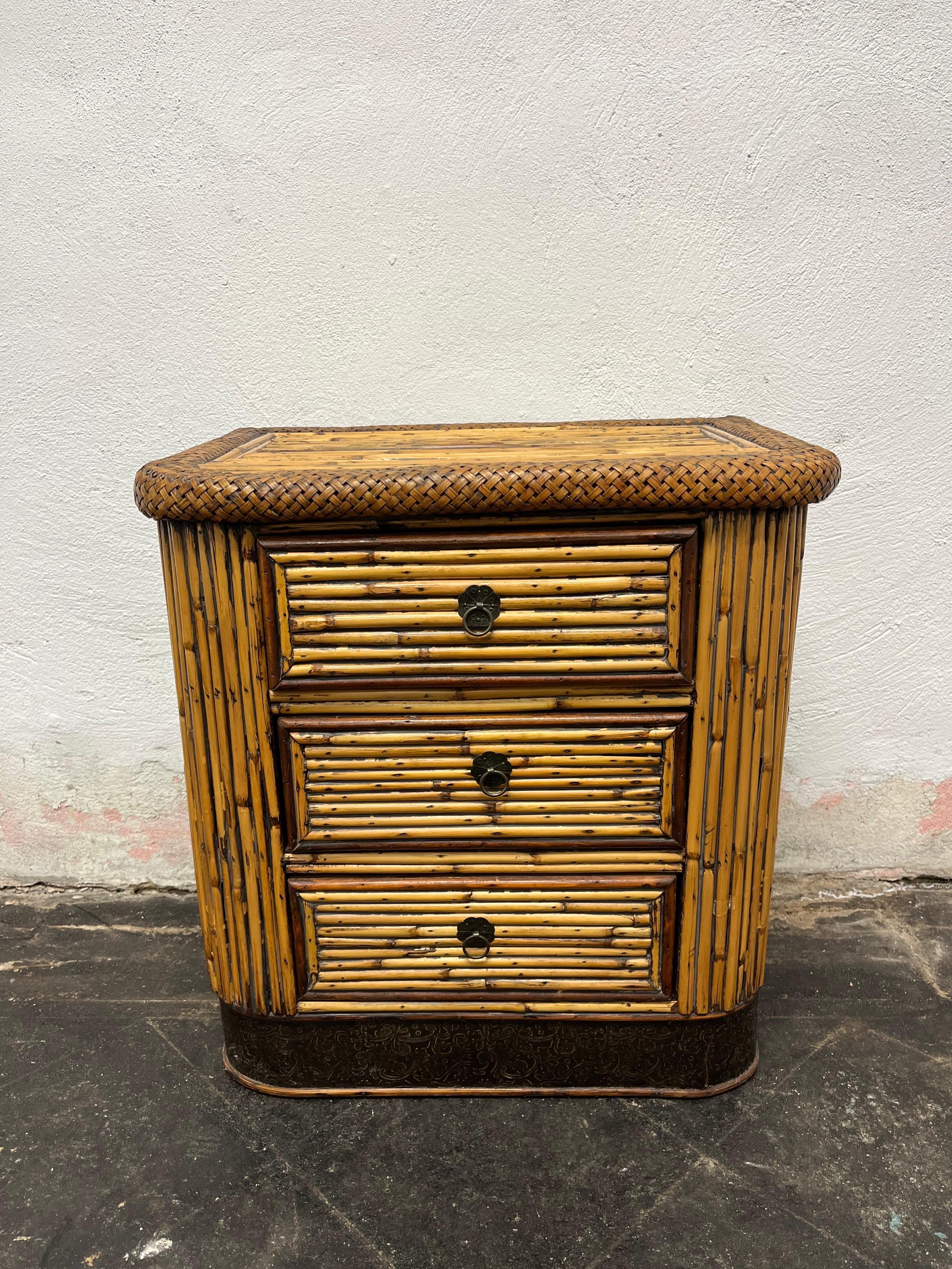 Zierlicher, geriffelter Beistelltisch mit 3 Schubladen. Hübsches Design im Boho-Chic mit Details aus Schilfrohr und geflochtener Weide. Eine großartige Küstenatmosphäre im Stil von Tommy Bahama.