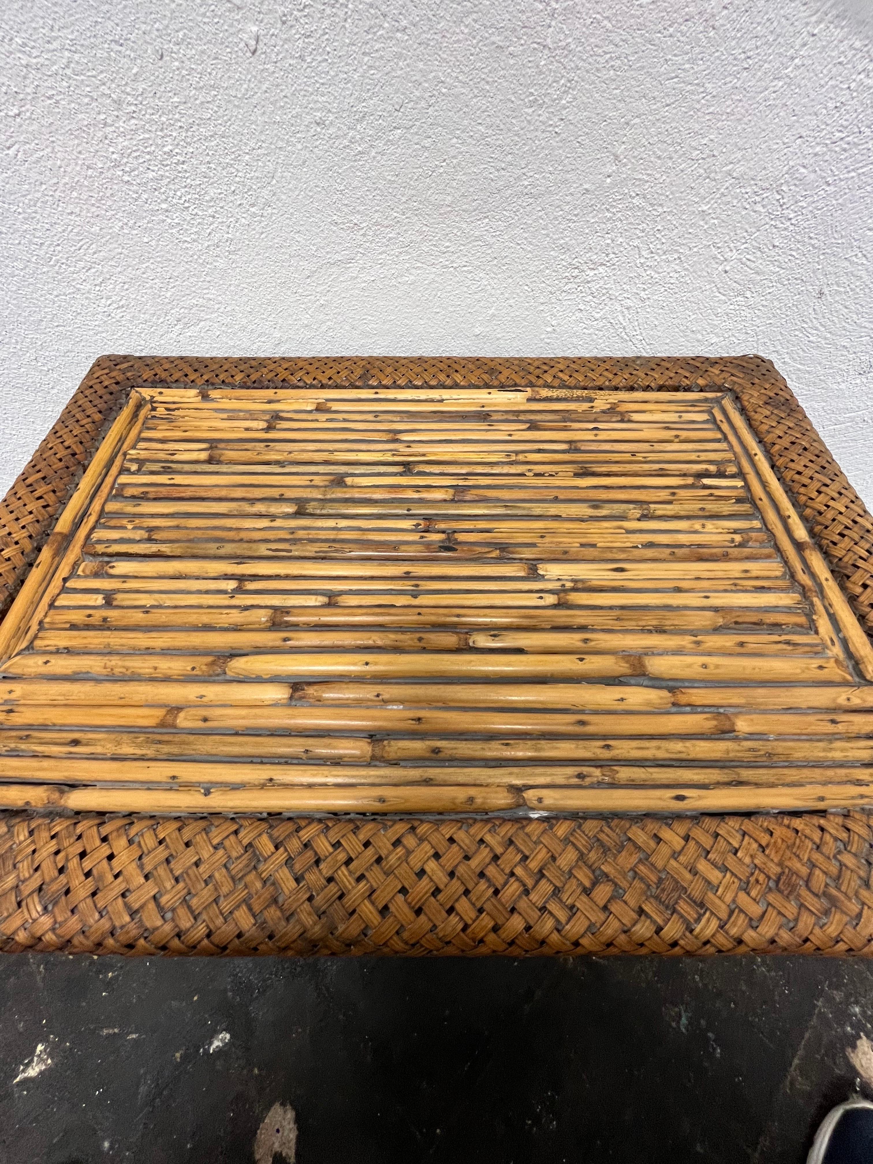 Vintage BoHo Chic Bleistift-Reed-Beistelltisch mit Schubladen im Zustand „Gut“ im Angebot in W Allenhurst, NJ