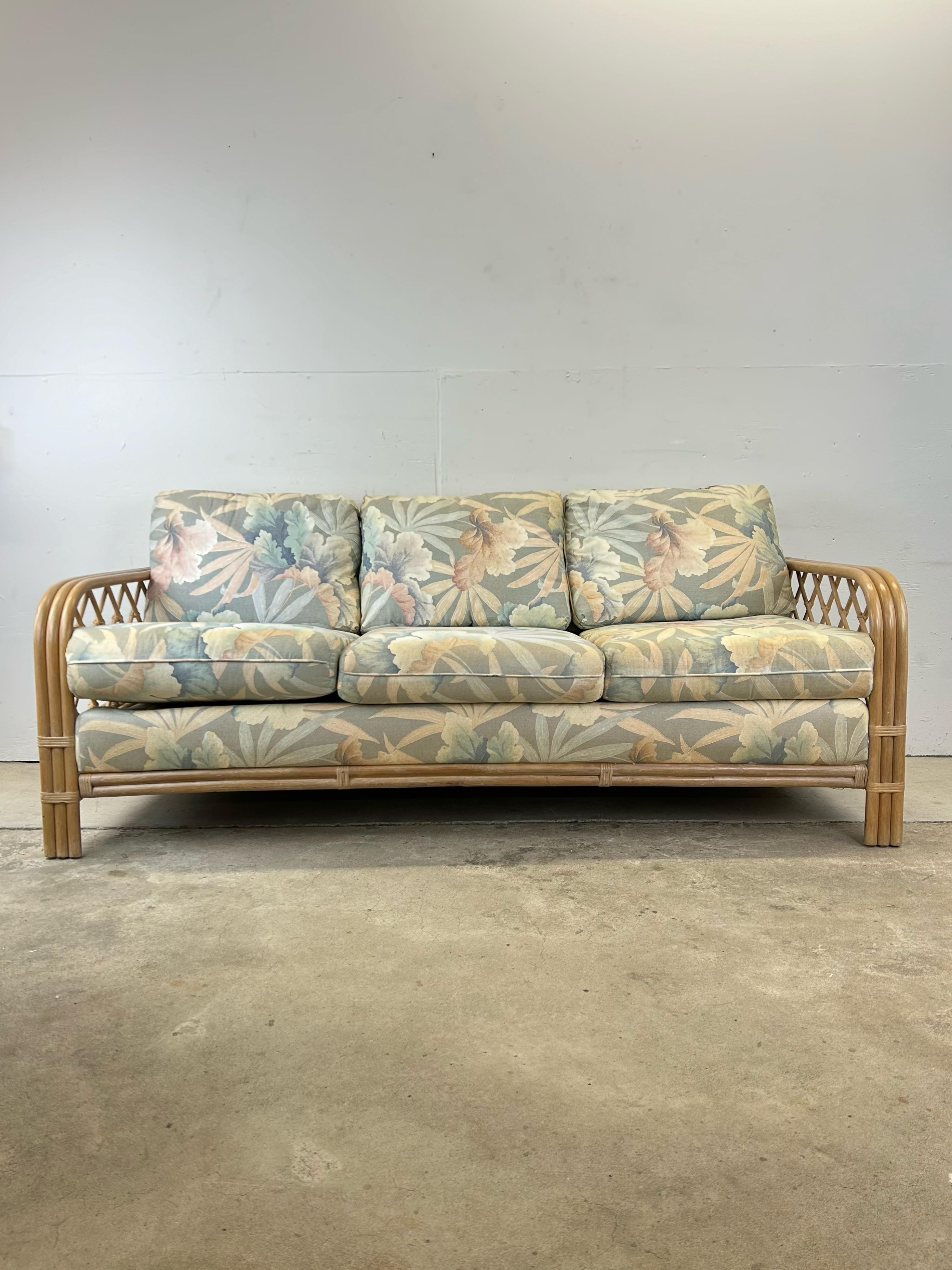 Dieses Vintage-Sofa besteht aus einem weiß gewaschenen Rattan-Gestell mit Armlehnen aus Bugholz und abnehmbaren Kissen mit originaler Blumenpolsterung. 

Die passende Sitzbank ist separat erhältlich.  

Abmessungen: 78w 34d 32h 20sh 25ah

Zustand:
