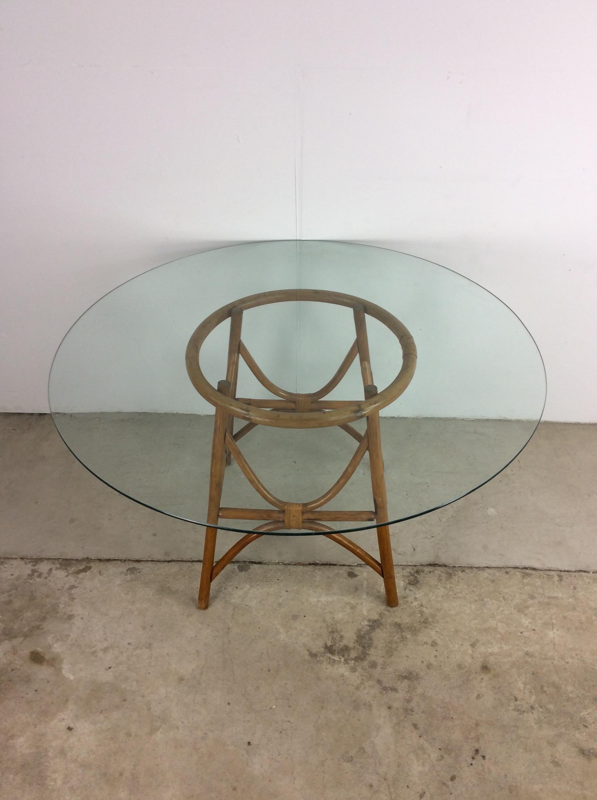 Table en rotin vintage bohème chic avec plateau rond en verre Bon état - En vente à Freehold, NJ