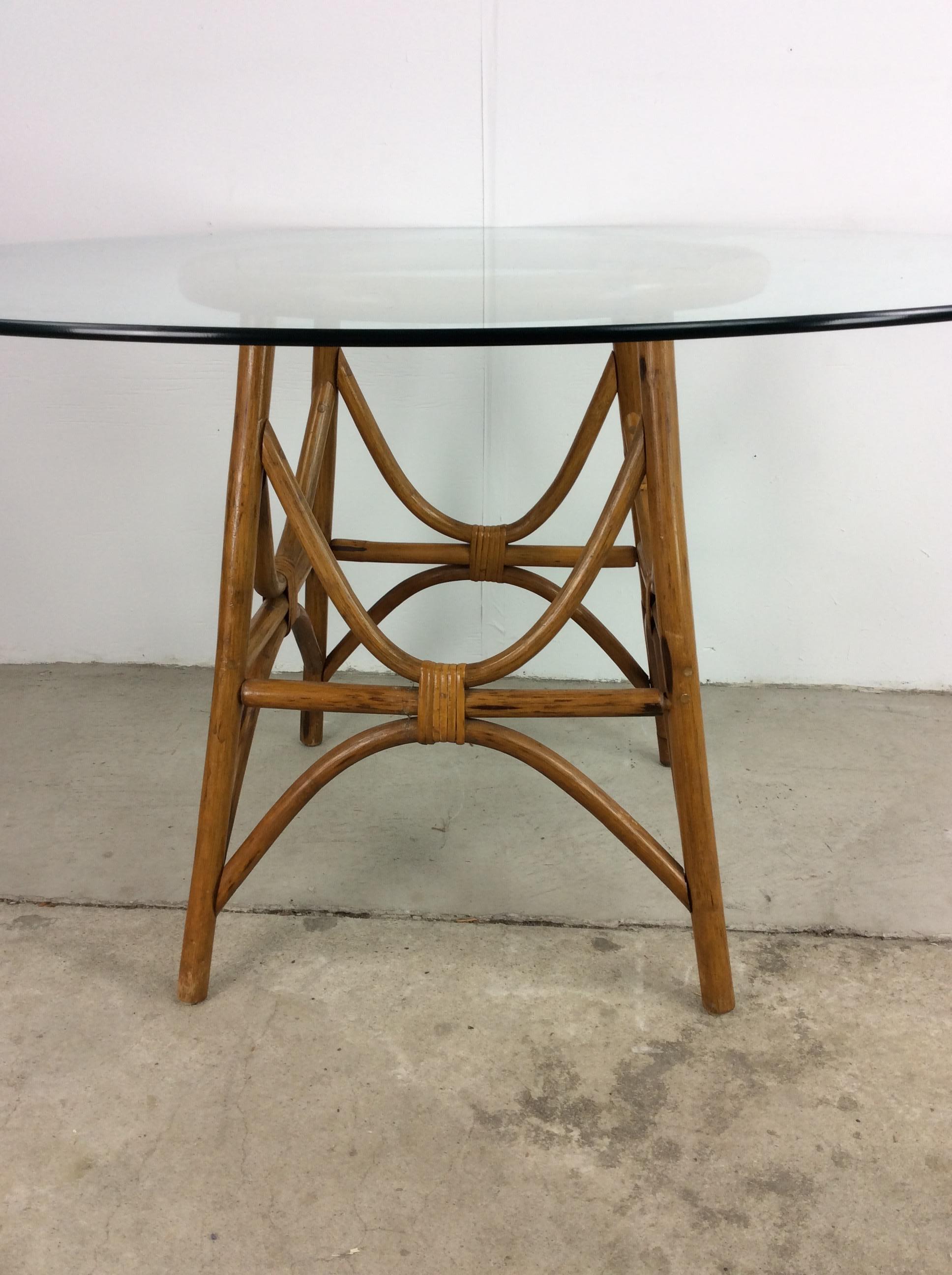 20ième siècle Table en rotin vintage bohème chic avec plateau rond en verre en vente