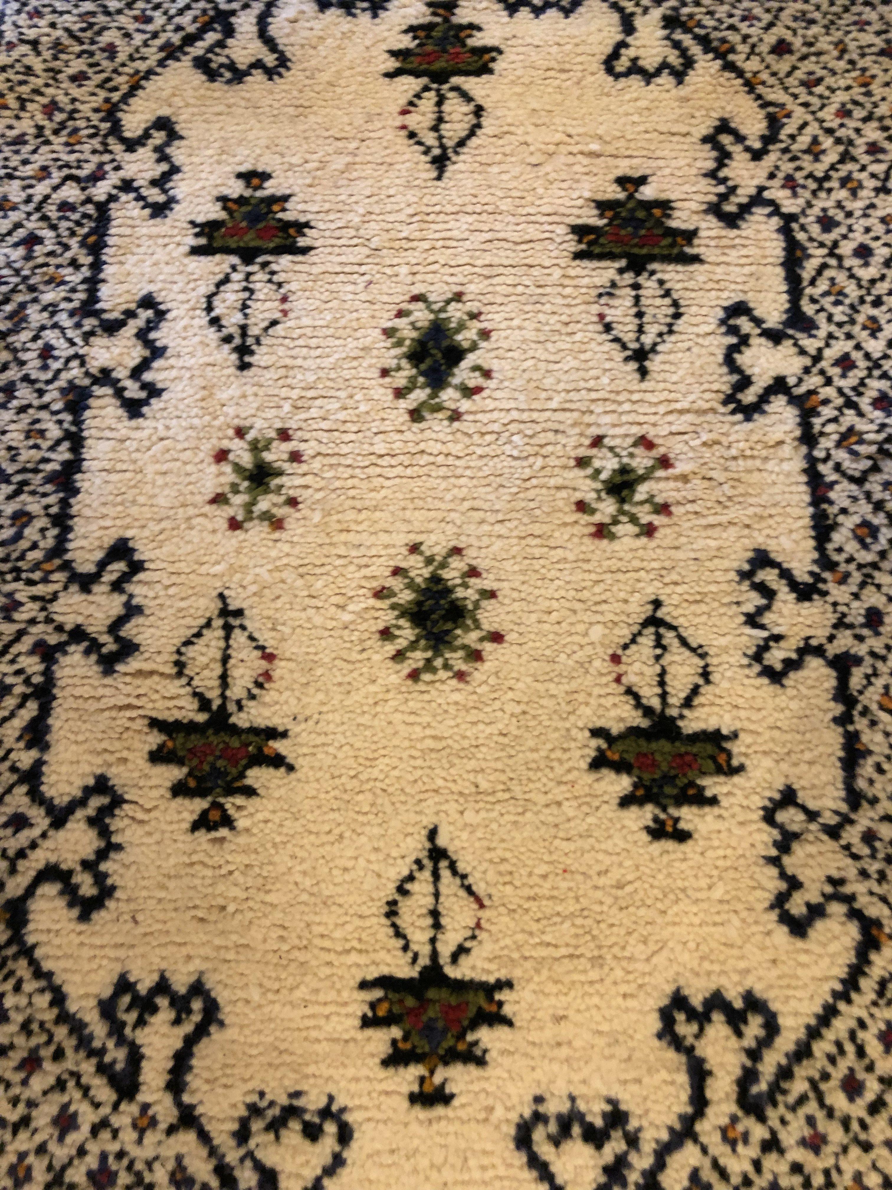 Marokkanischer handgewebter Teppich oder Teppich aus weißer Wolle mit Stammesmotiv im Boho-Chic-Stil  (Stammeskunst) im Angebot