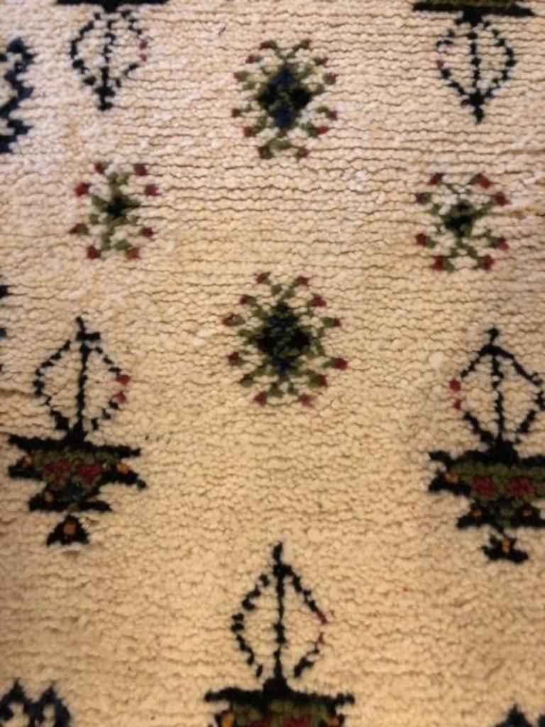 Marokkanischer handgewebter Teppich oder Teppich aus weißer Wolle mit Stammesmotiv im Boho-Chic-Stil  (Handgewebt) im Angebot