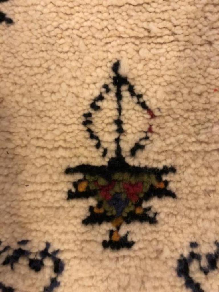 Marokkanischer handgewebter Teppich oder Teppich aus weißer Wolle mit Stammesmotiv im Boho-Chic-Stil  im Zustand „Gut“ im Angebot in Plainview, NY