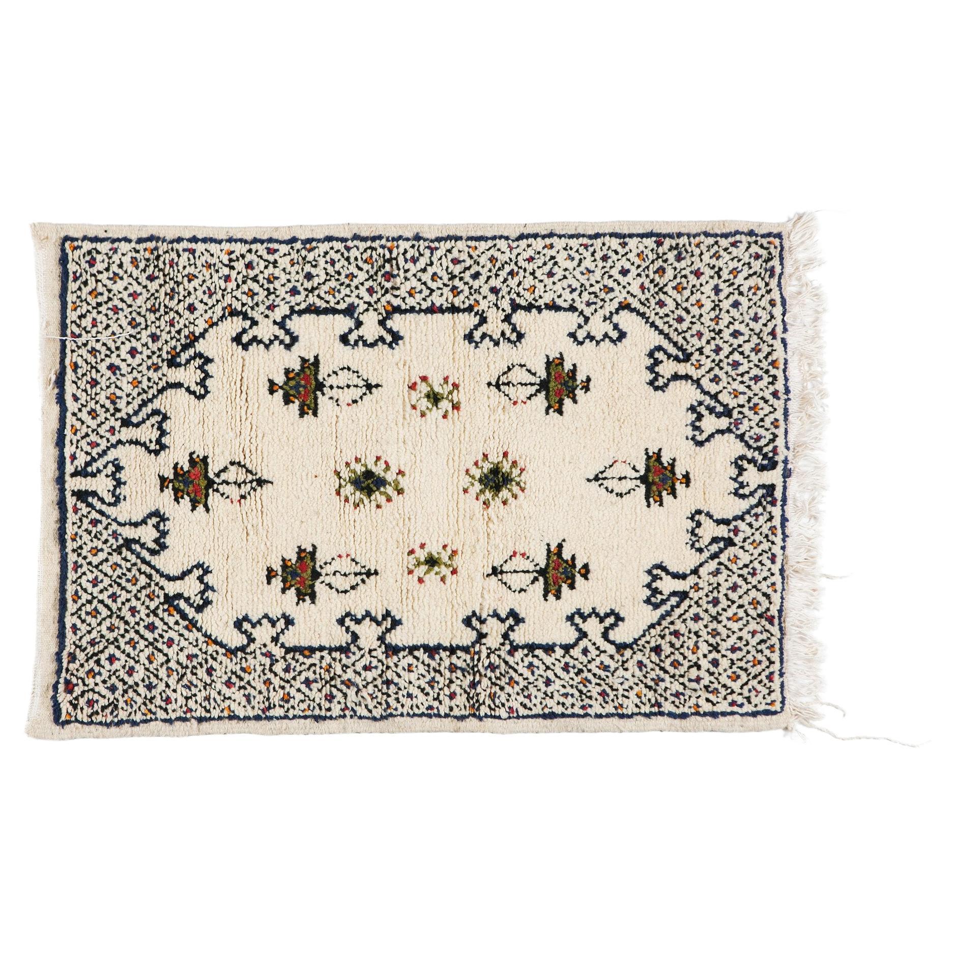 Petit tapis ou moquette marocain vintage en laine blanche tissé à la main, style bohème chic et tribal 