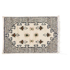 Petit tapis ou moquette marocain vintage en laine blanche tissé à la main, style bohème chic et tribal 