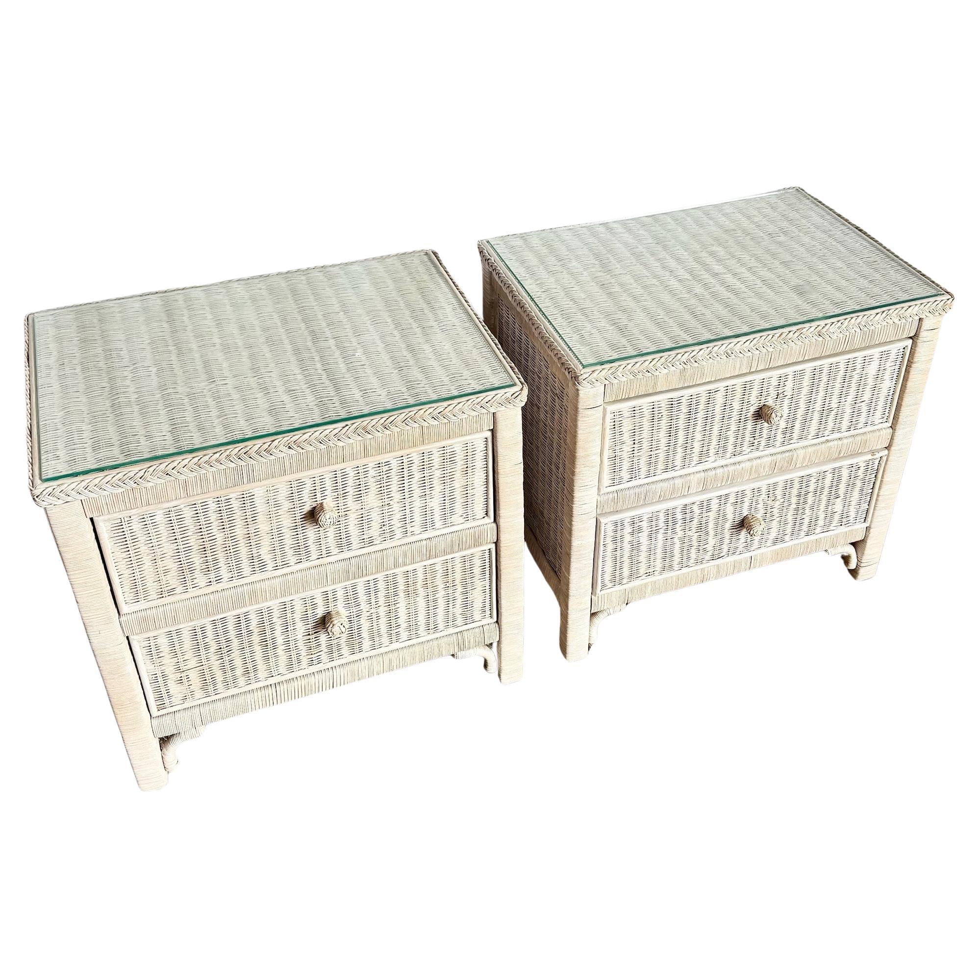 Paire de tables de chevet vintage Boho Chic en osier blanc lavé avec plateau en verre