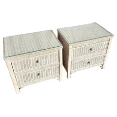 Paire de tables de chevet vintage Boho Chic en osier blanc lavé avec plateau en verre