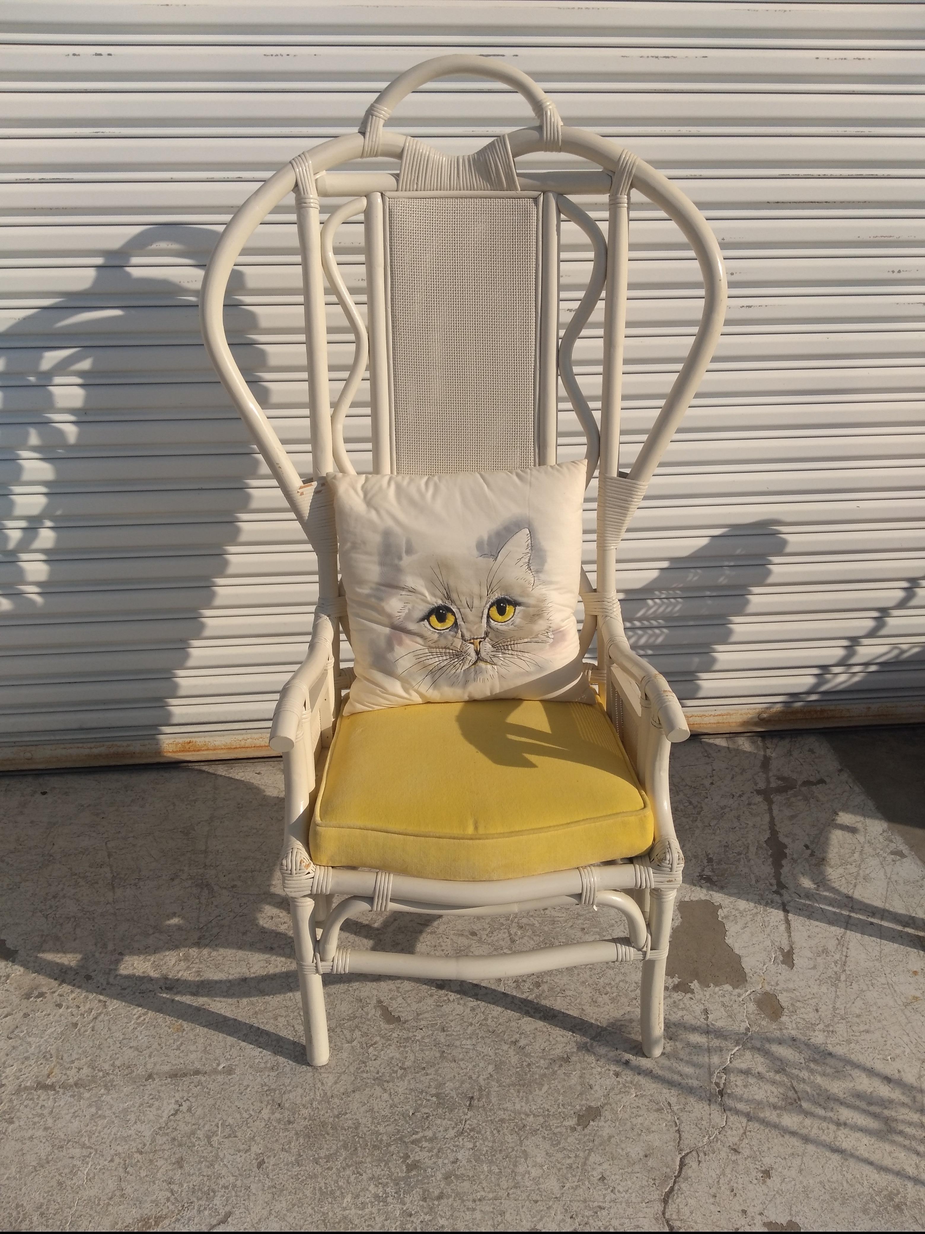 Questo è un bell'esempio di arredamento Boho Chic. Questa sedia è realizzata in bambù e vimini intrecciato. Il bambù è piegato e rinforzato per massimizzare la stabilità della sedia. È dipinta di bianco ed è dotata di un cuscino realizzato con un