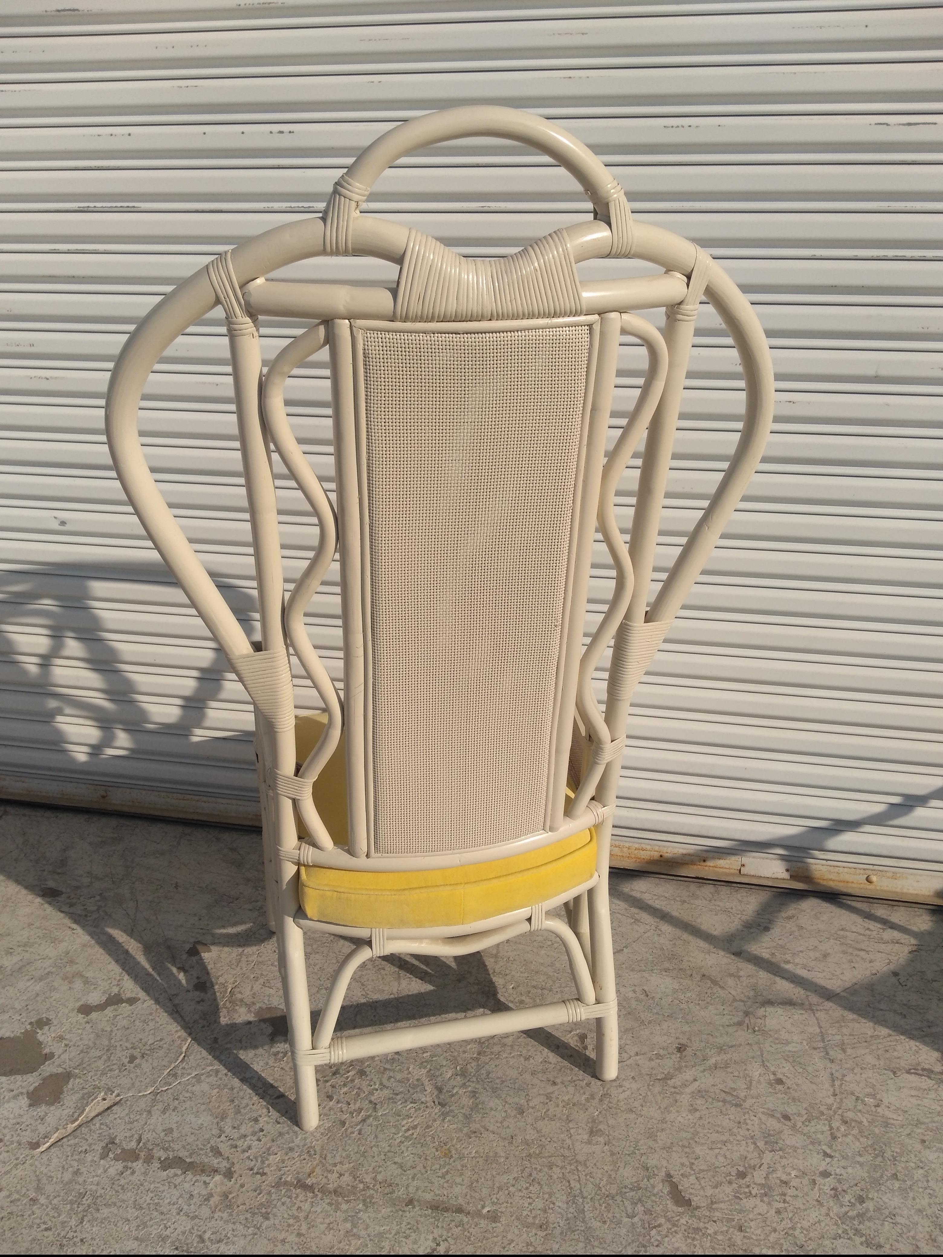 XX secolo Poltrona con schienale alto in vimini vintage boho chic bianco con cuscino in vendita