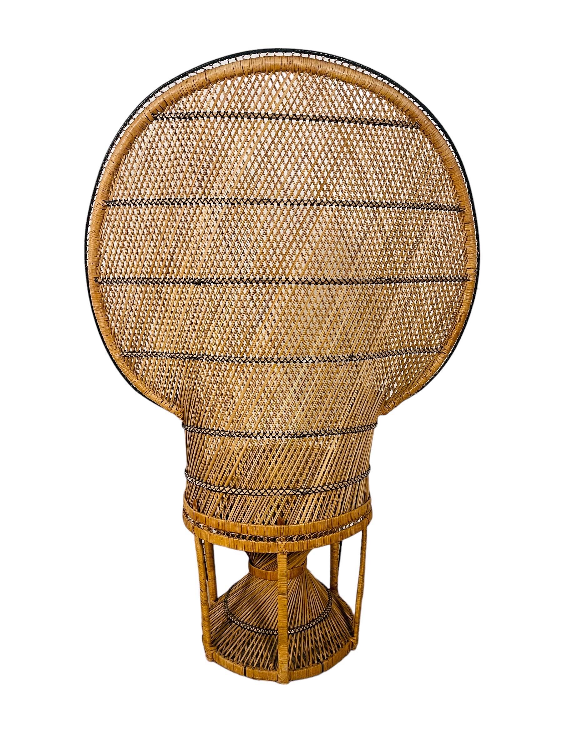 Lassen Sie sich vom Charme der Bohème verzaubern mit dem Vintage Boho Chic Wicker Rattan Peacock Chair. In seiner majestätischen Erscheinung ist dieser Stuhl 59 Zoll hoch mit einer großzügigen Flügelspannweite von 41 Zoll, wodurch eine