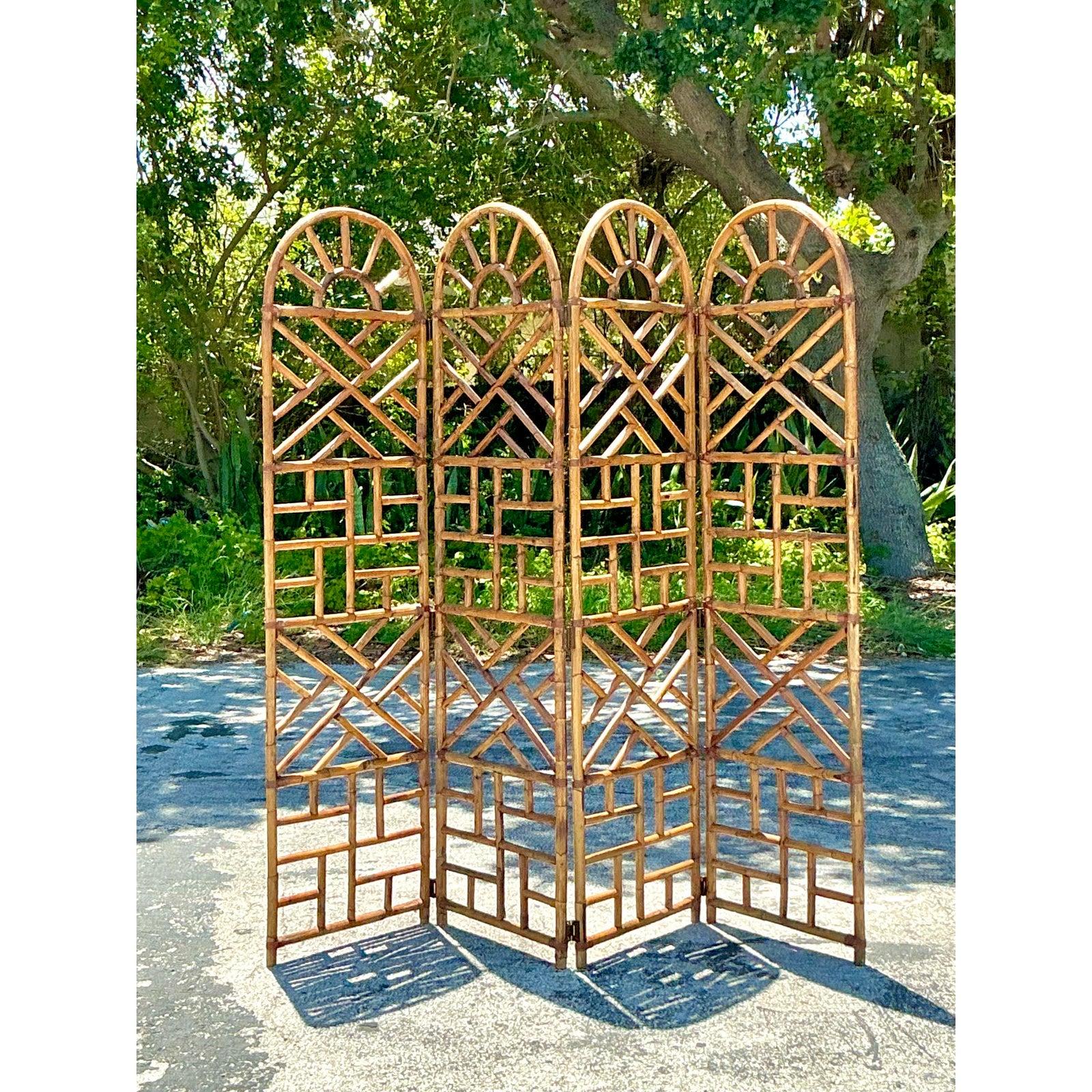 
Rehaussez votre intérieur avec cet exquis paravent Vintage Boho Chinese Chippendale en bambou, une pièce captivante qui marie harmonieusement des matériaux organiques à un design complexe. Avec ses sommets arqués et son treillis géométrique
