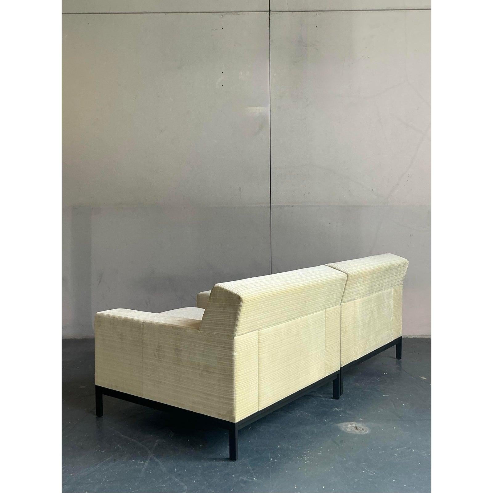 Prova l'apice del lusso discreto con questa eccezionale coppia di poltrone del leggendario designer francese Christian Liaigre. Celebre per la sua maestria nelle proporzioni e per la sua tranquilla eleganza, queste sedie incarnano la sua estetica