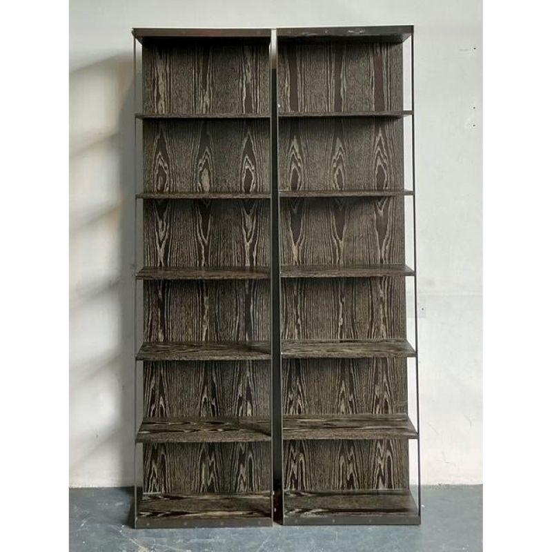 Ti presentiamo una sofisticata coppia di étagères vintage, attribuite all'iconico design di Christian Liaigre per HOLLY HUNT. Queste splendide librerie incarnano una raffinata estetica industriale moderna, caratterizzata da robusti telai in metallo