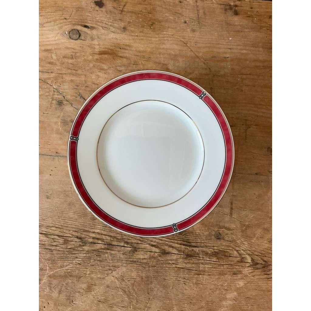 Ajoutez une touche de sophistication française à votre table avec ce set de 12 assiettes à salade 