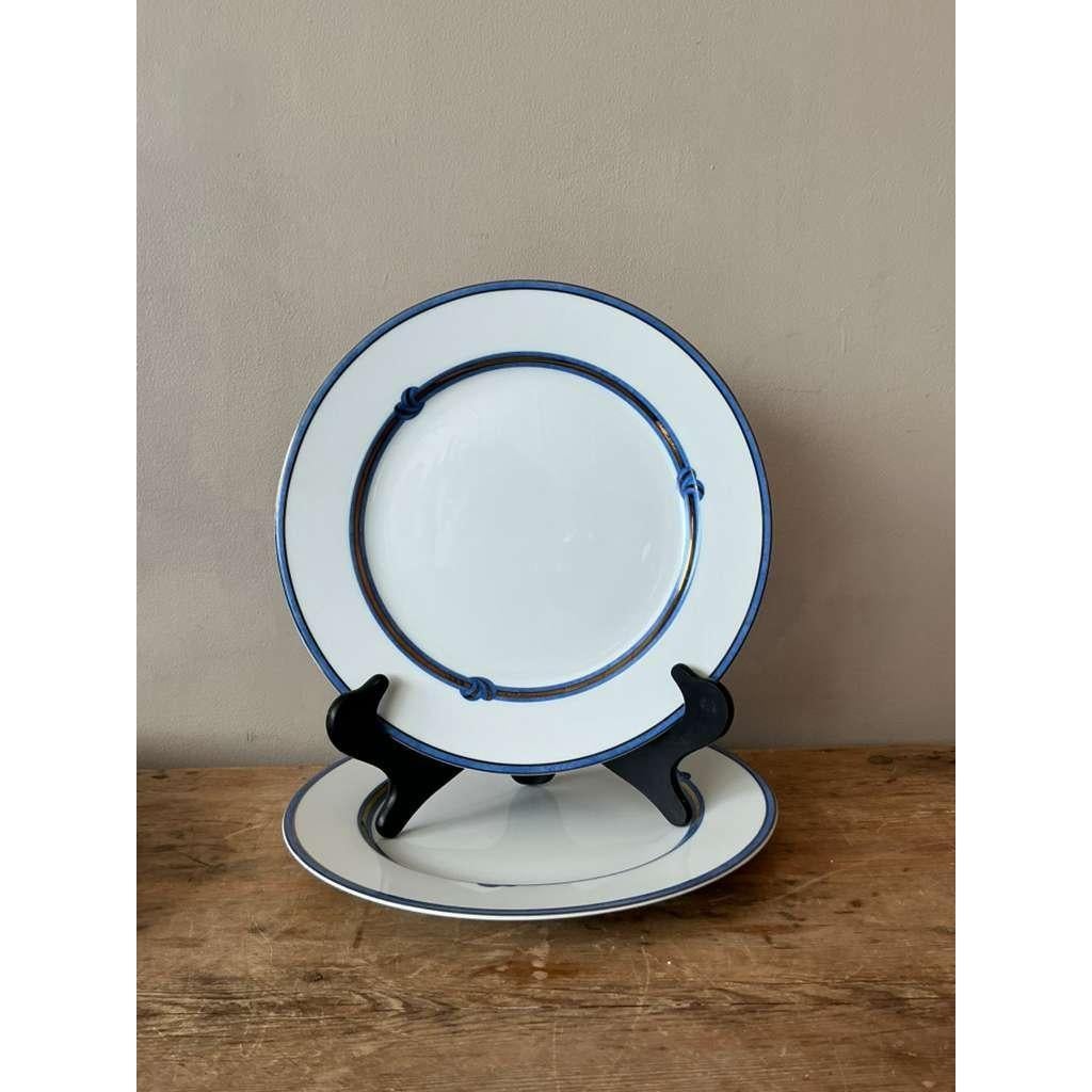 Apportez une touche de sophistication française et d'élégance bohème à votre table avec cette paire d'assiettes à dîner vintage Christofle 